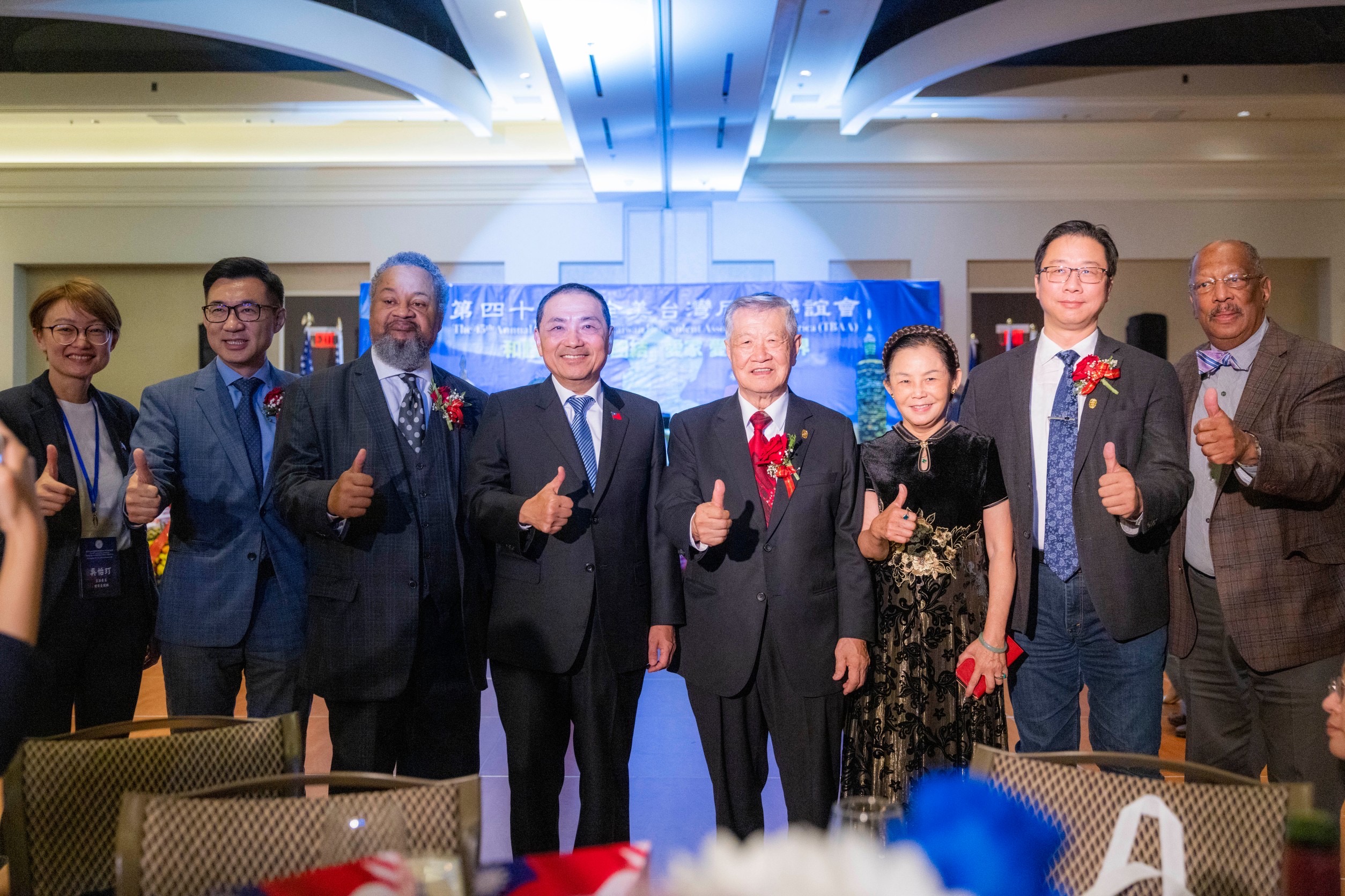 侯友宜（左4）出席全美同鄉會晚宴，國際刑事鑑識專家李昌鈺（右4）到場力挺。（侯友宜團隊提供）