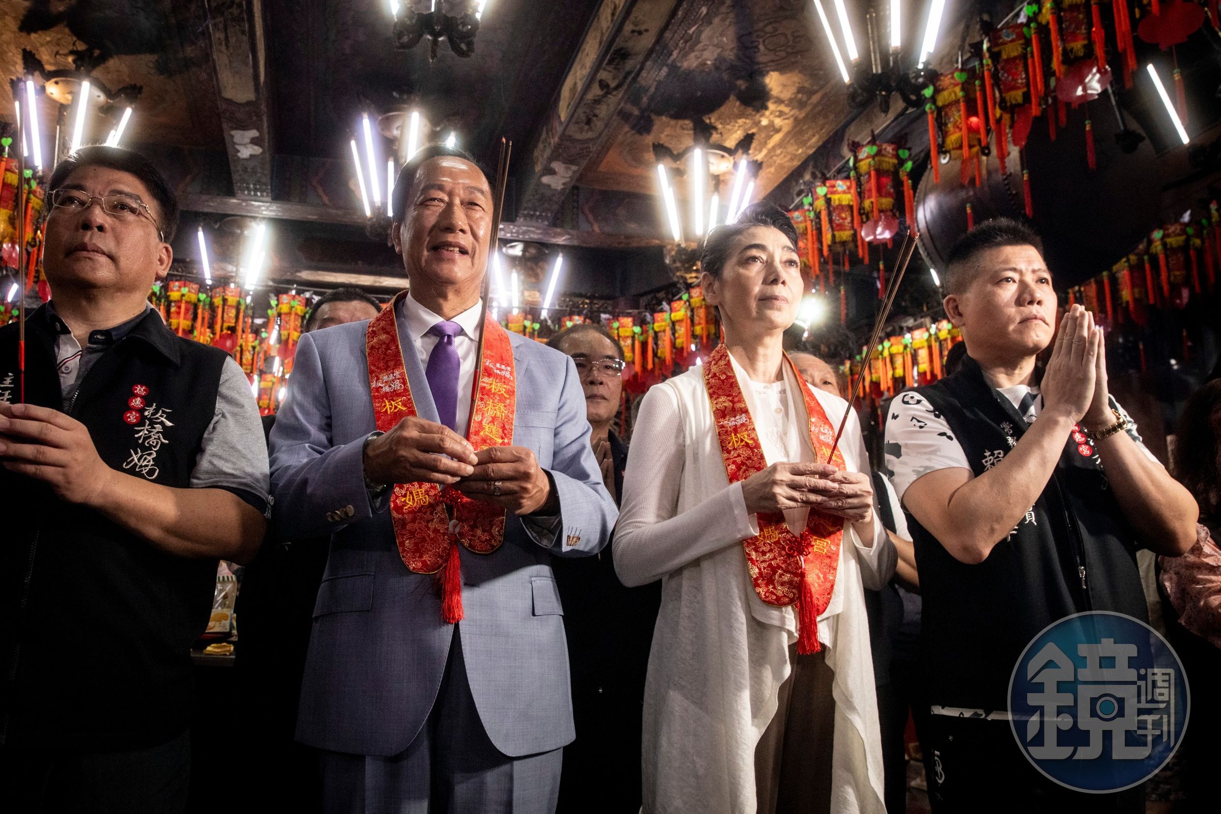 郭台銘與賴佩霞完成登記連署手續後,第一個行程就是去板橋慈惠宮參拜媽祖。