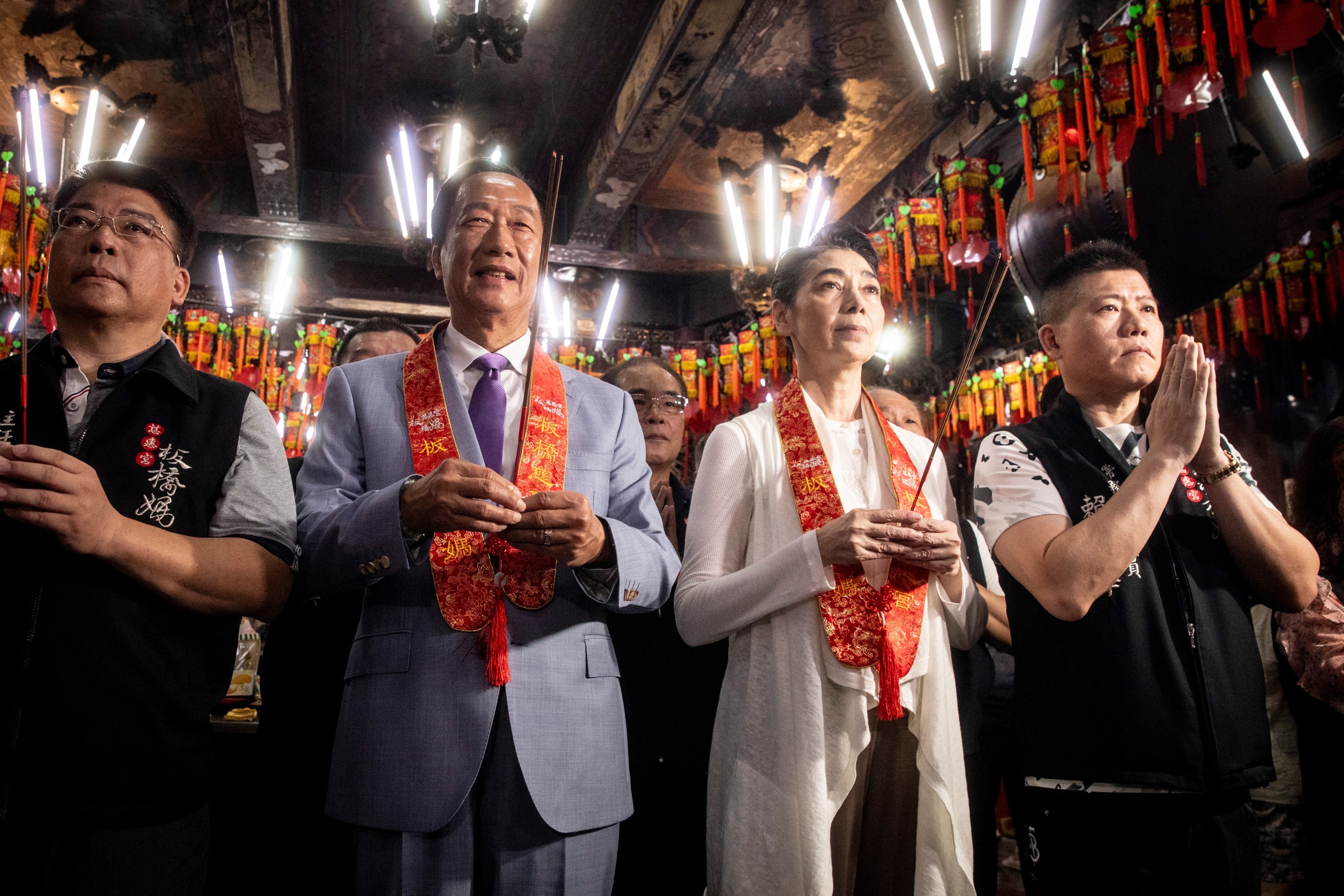 郭台銘與賴佩霞完成登記連署手續後，第一個行程就是去板橋慈惠宮參拜媽祖。