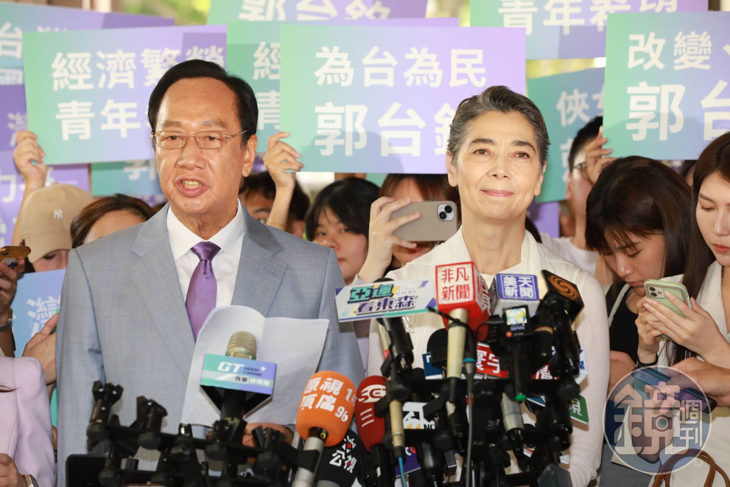 郭台銘(左)今出席活動致詞表示,這次參選總統當了4年就要退休。
