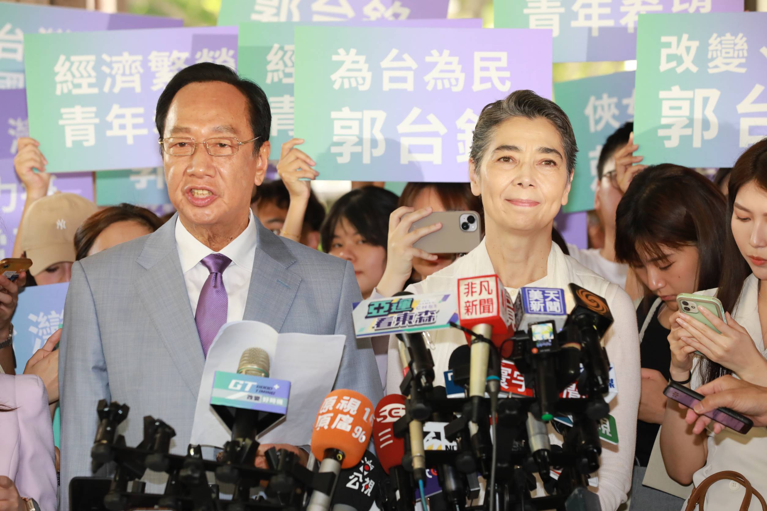 郭台銘（左）今出席活動致詞表示，這次參選總統當了4年就要退休。