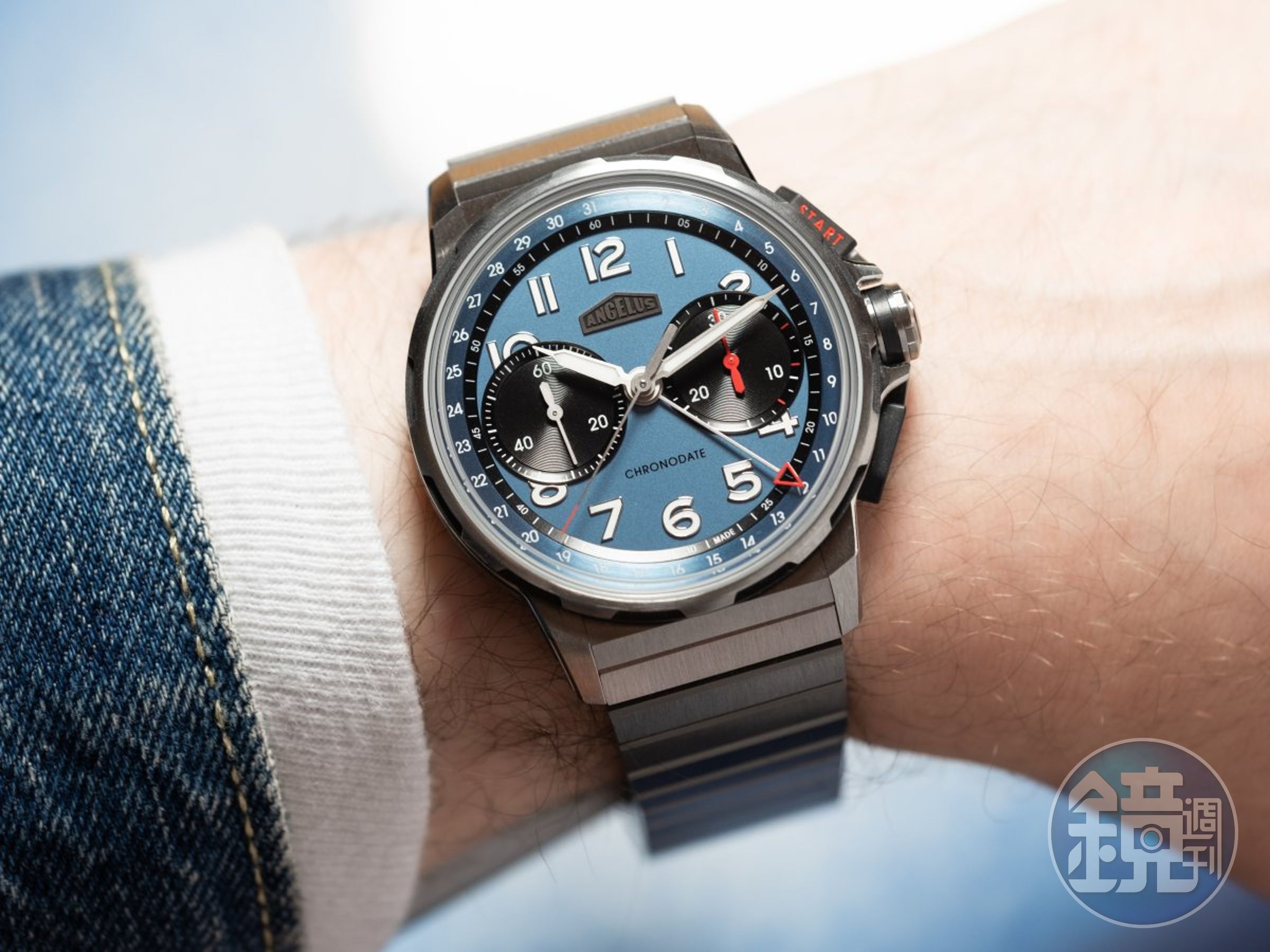 ANGELUS(愛格)全新發表的Chronodate Titanium Storm Blue 中央日曆計時碼錶,以鈦金屬錶殼鍊帶配以淡藍面盤,錶徑42.5mm。機芯動力儲存達60小時。定價約NT$698,000。