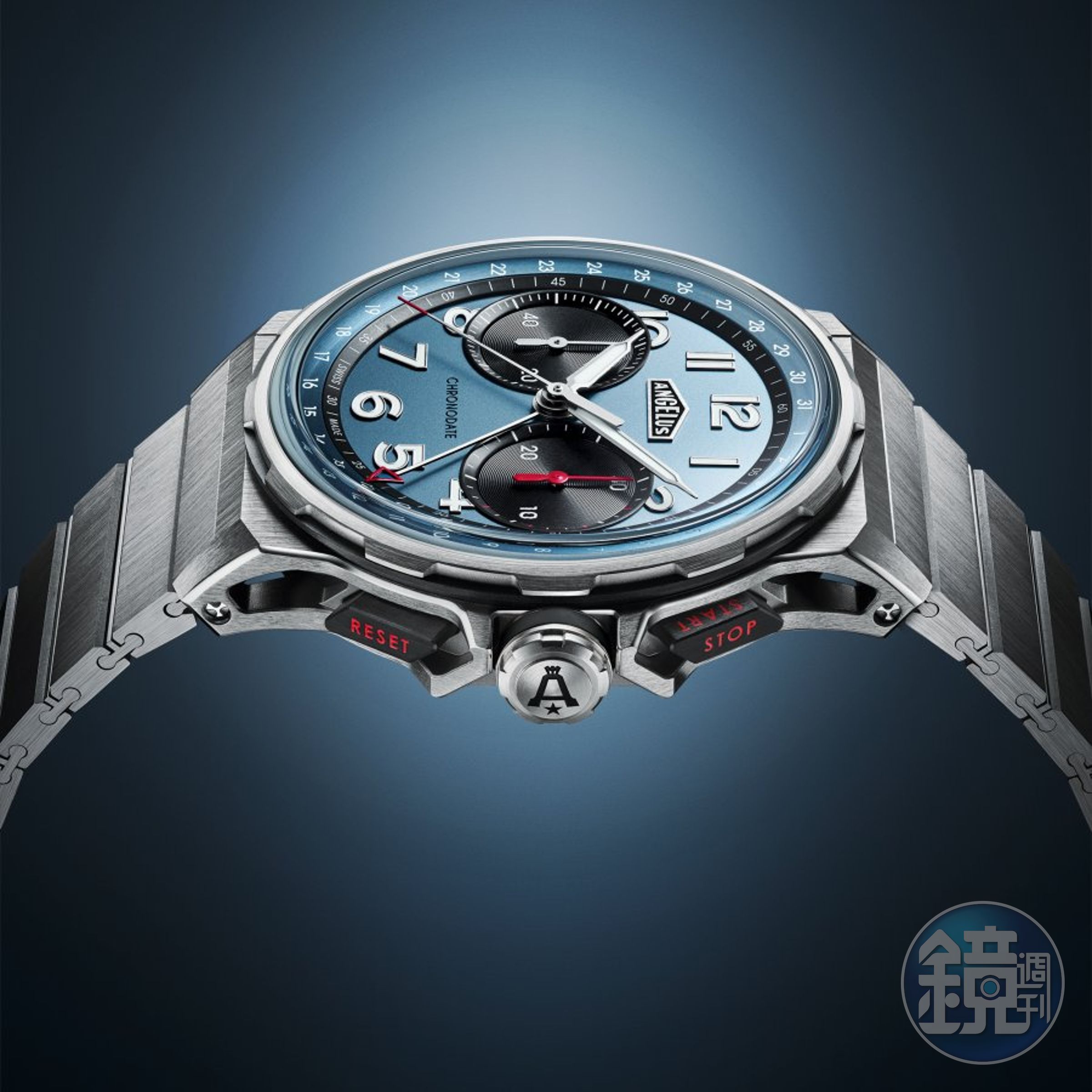 ANGELUS(愛格)全新發表的Chronodate Titanium Storm Blue 中央日曆計時碼錶,以鈦金屬錶殼鍊帶配以淡藍面盤,錶徑42.5mm。機芯動力儲存60小時。定價約NT$698,000。