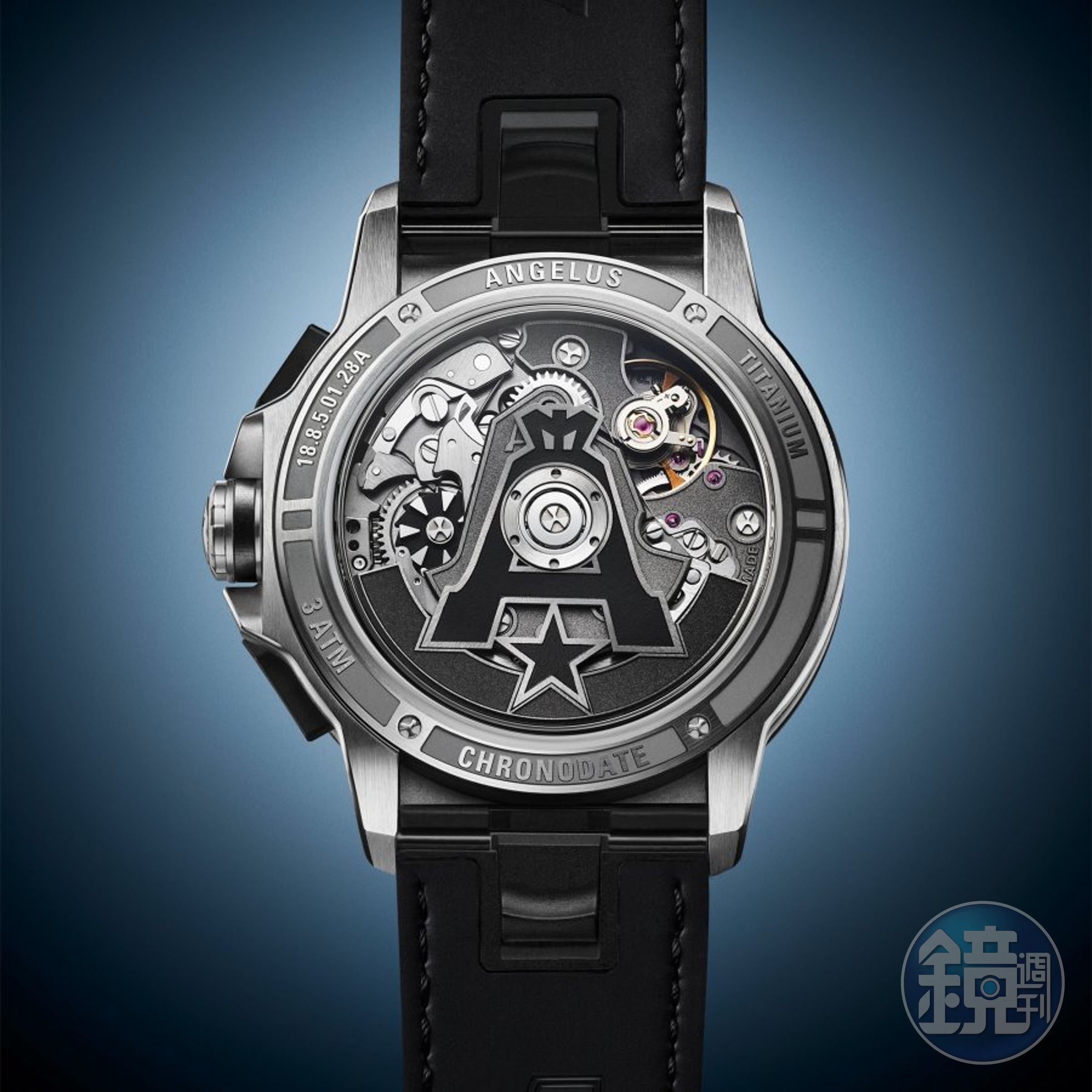 ANGELUS Chronodate錶款搭載 A-500機芯,採用導柱輪與水平離合方式運作,自動上鍊組件是一個懸垂於一顆星星上的「A」形自動盤,造型與打磨都有品牌特色。