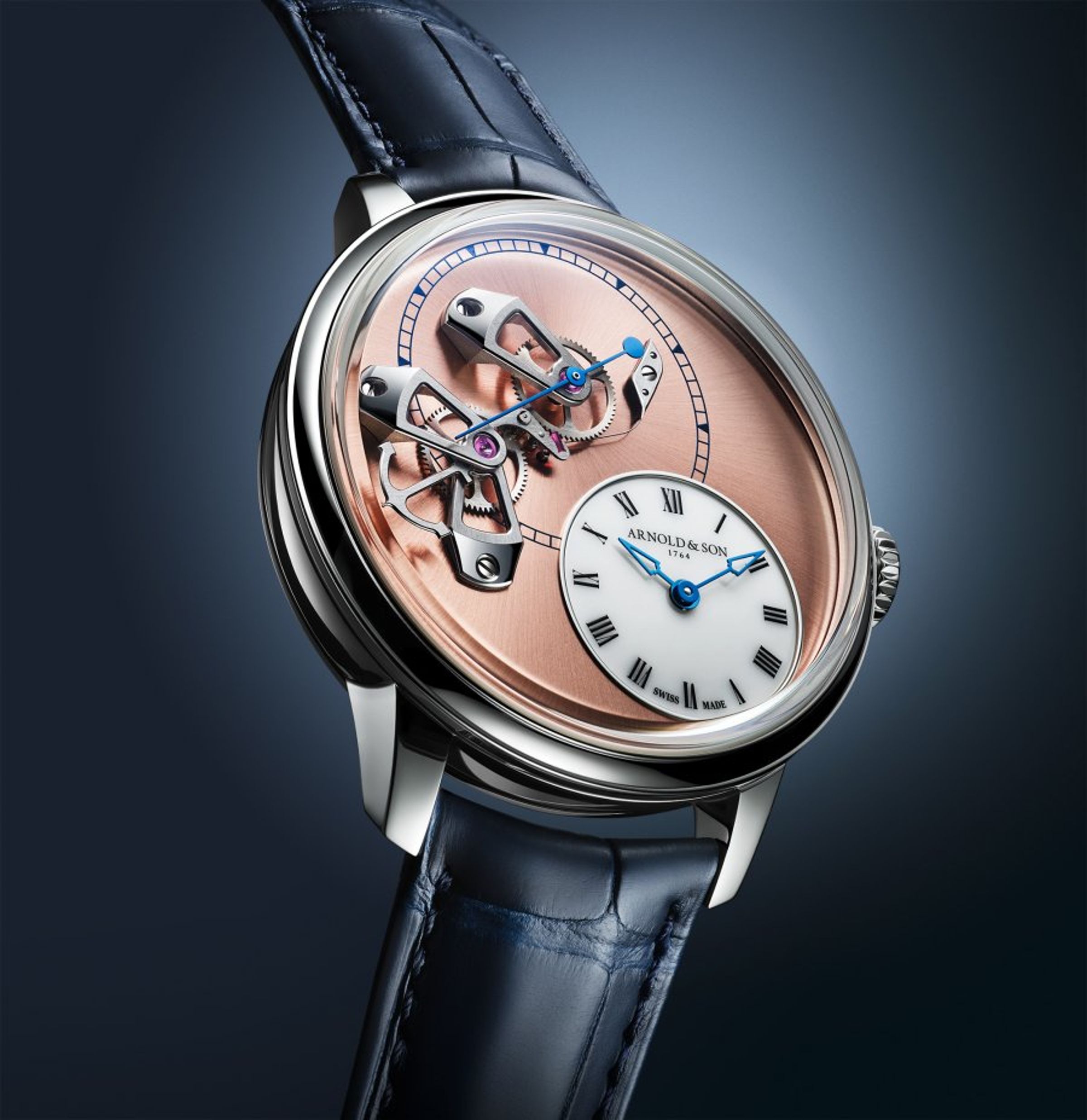 ARNOLD & SON DSTB 42 機械式跳秒腕錶是品牌的招牌,源自於十八世紀品牌創辦人製作的精密航海儀器,採用True Second(又稱Dead-Beat)跳秒指針,直接在面盤上即可欣賞其動態。定價約54,400瑞郎(鉑金鮭魚面盤,限量38只)。