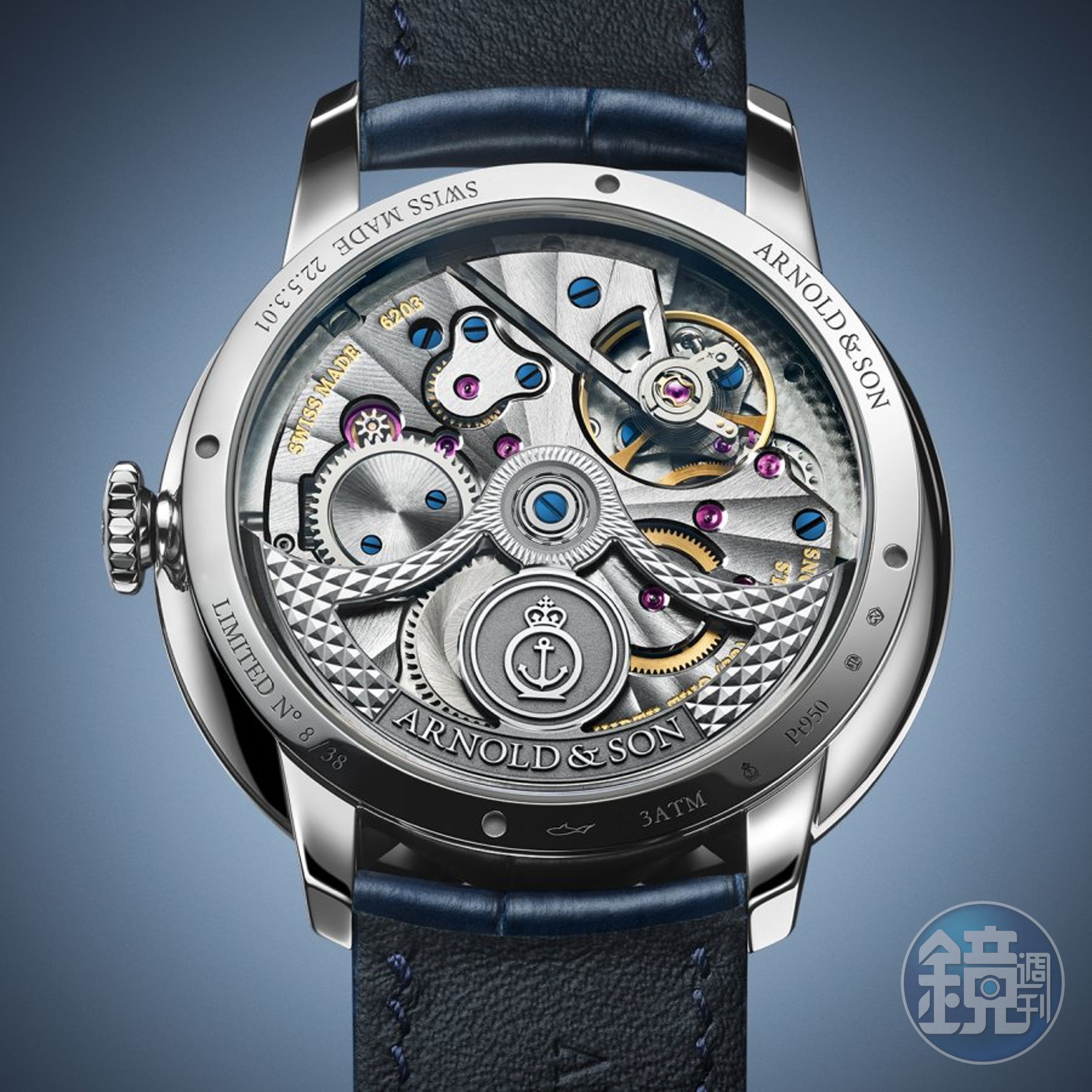 ARNOLD & SON DSTB 42 鉑金限量錶所使用的 A&S 6203 跳秒機芯,打磨裝飾也非常有特色。