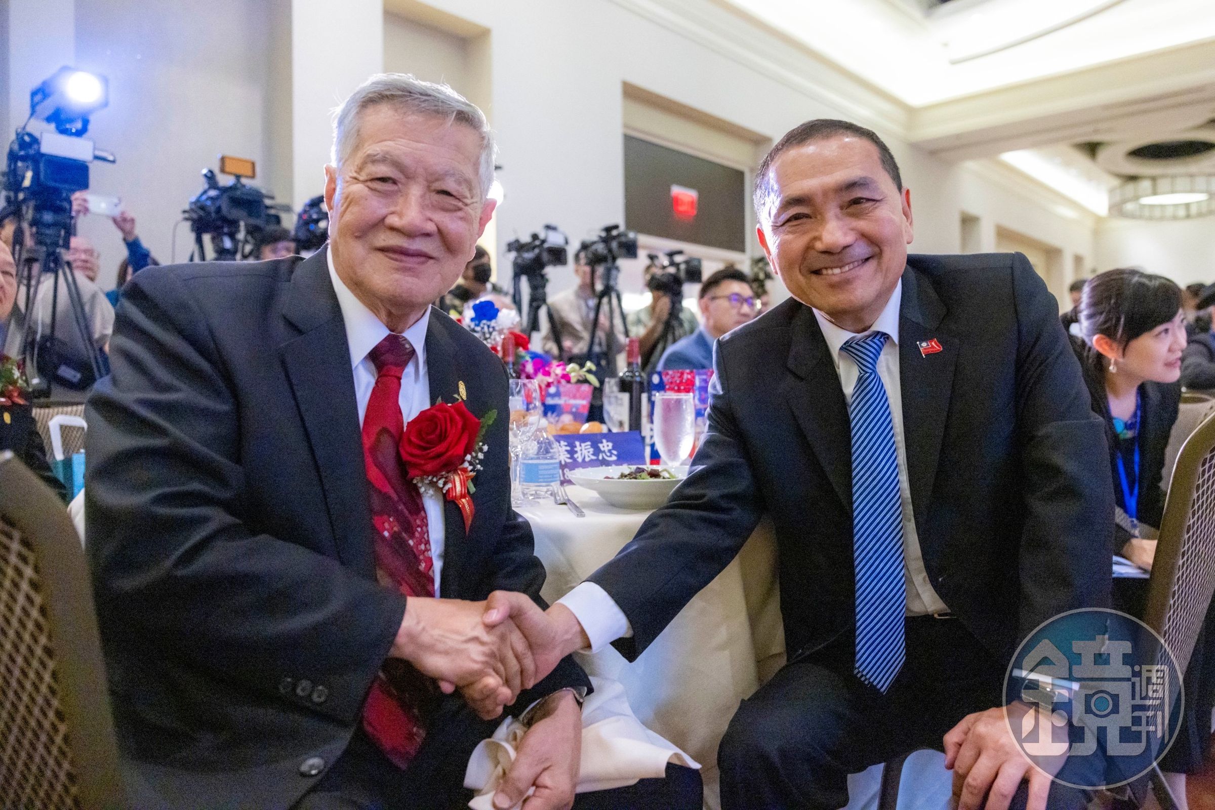 李昌鈺（左）到場支持侯友宜（右）。（侯友宜競選辦公室提供）