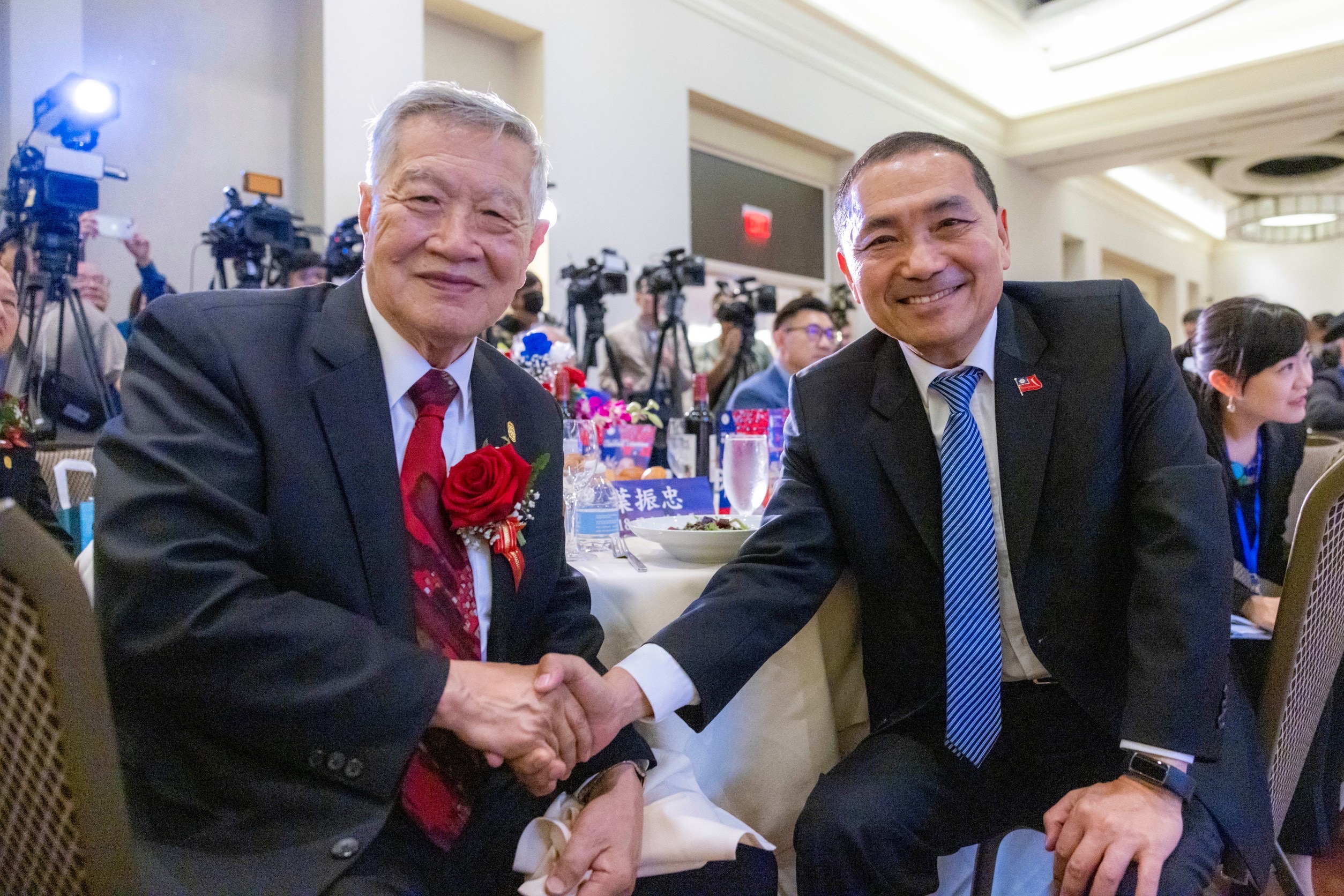 李昌鈺(左)到場支持侯友宜(右)。(侯友宜競選辦公室提供)