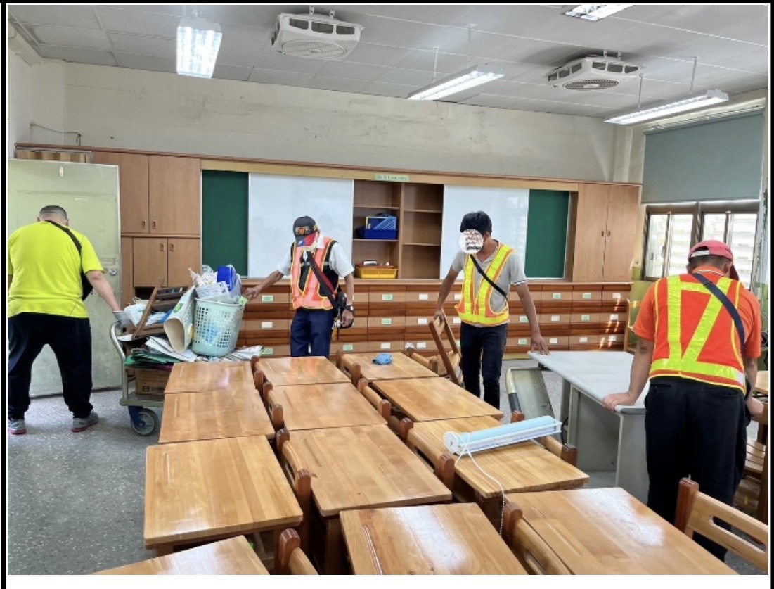 社會勞動人清洗教室窗戶及高處電風扇、冷氣、燈具及維護安全防護網、清除雜物情形。(士林地檢署提供)