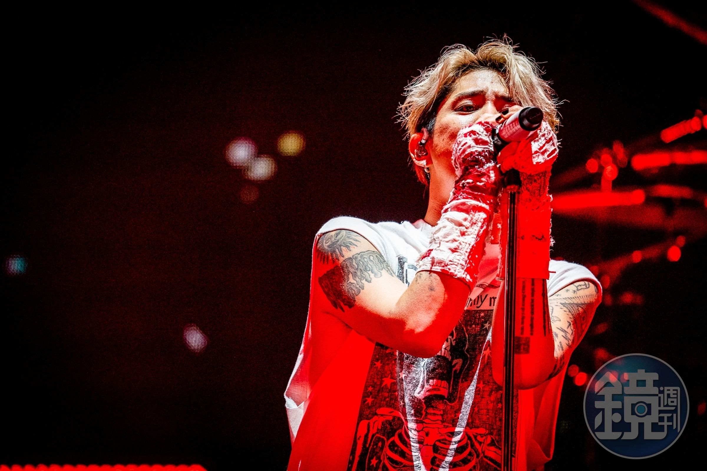 「ONE OK ROCK」主唱Taka整場以英、日文與歌迷互動，唱太嗨還跳下舞台。（Rui Hashimoto、雅慕斯娛樂、必應創造 B'in Live提供）