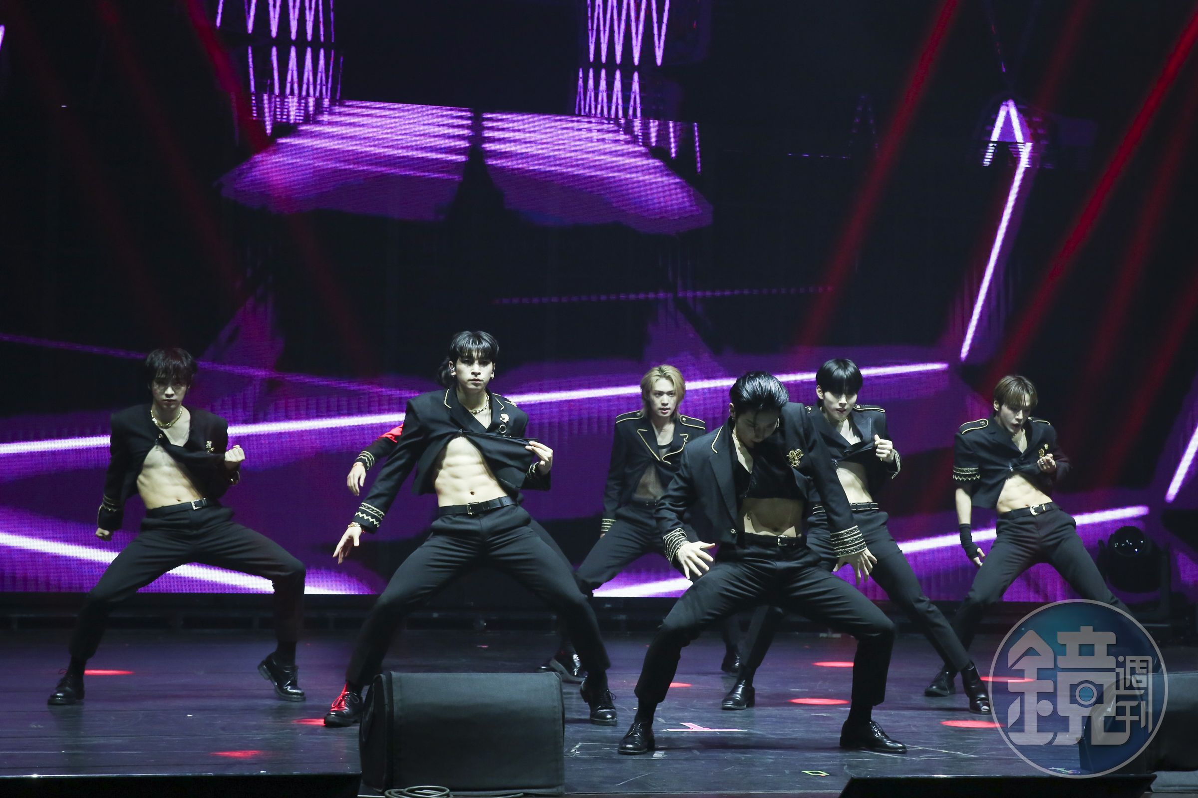 「PEAK TIME」演唱會由文鍾業、MUZIN、BIT、YOOJUN、JUNSEO與翰潔組成舞蹈小分隊演出的〈BAD〉開場。（讀者提供）