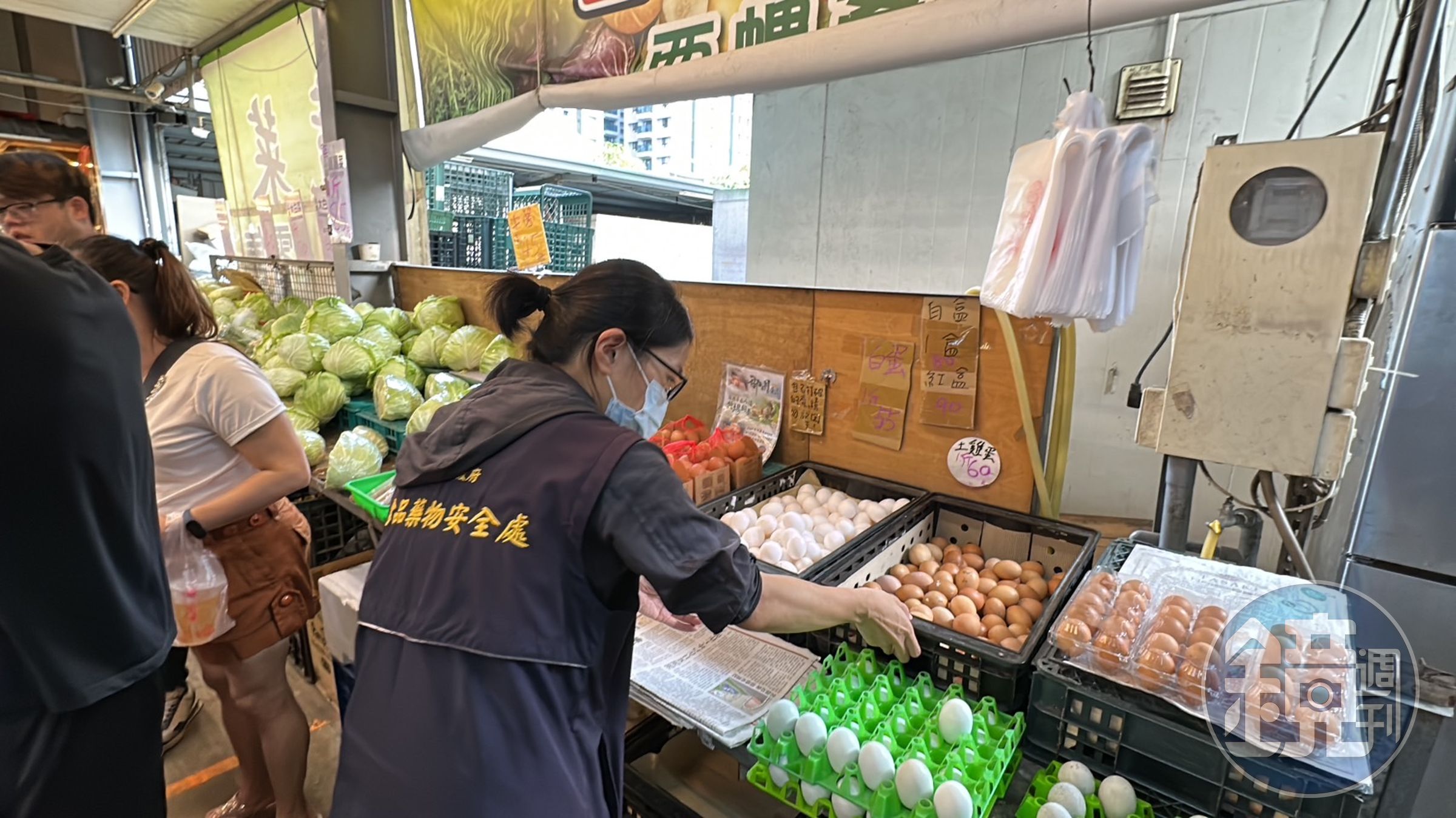 台中市食安處人員兵分多路查核賣場、超商、烘焙場域、餐飲店、校園團膳等處有無進口的疑慮蛋品。(台中市府提供)