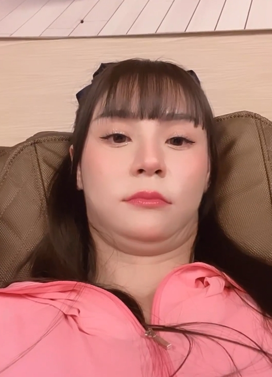  短今大方分享自己的雙下巴炸裂的畫面。（翻攝自IG@sammie_923）