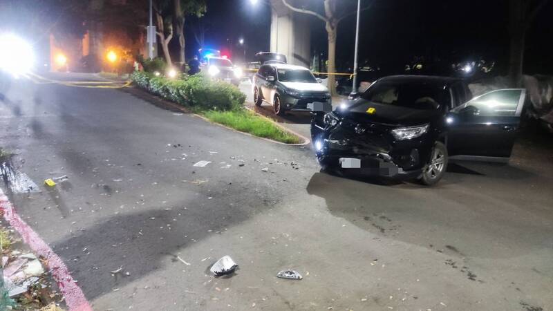 警方連開19槍，當場壓制呂男，陳姓兄弟檔逃逸，胞弟因跳河受傷被捕。（翻攝畫面）