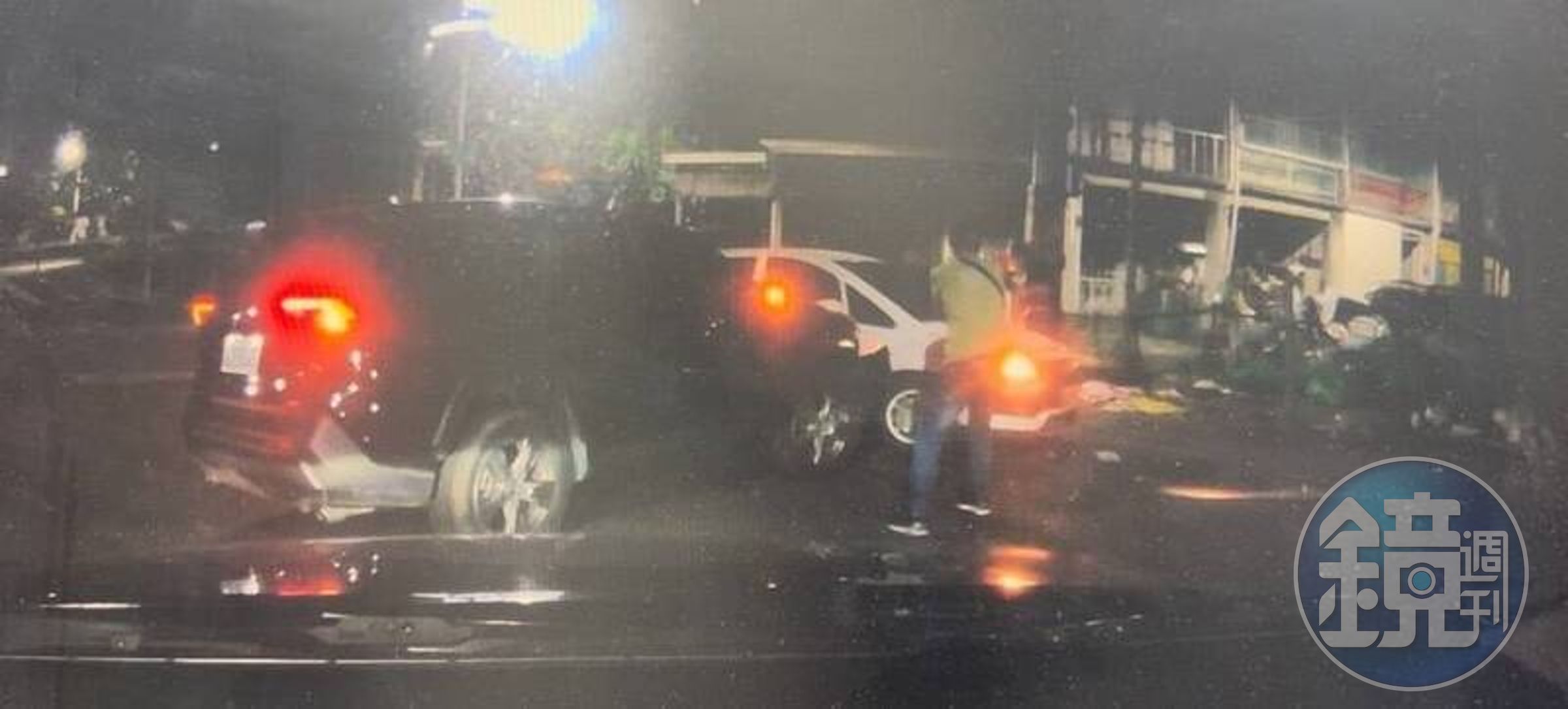 警方逮捕陳姓兄弟檔慣竊,同夥的呂姓男子竟突然駕車朝員警偵防車衝撞。(翻攝畫面)