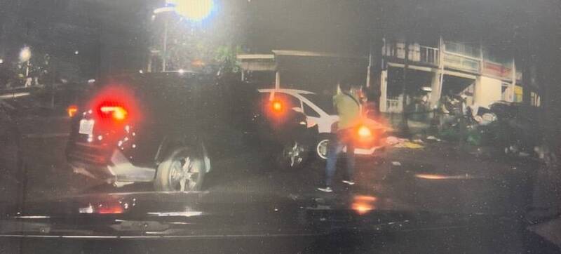 警方逮捕陳姓兄弟檔慣竊,同夥的呂姓男子竟突然駕車朝員警偵防車衝撞。(翻攝畫面)