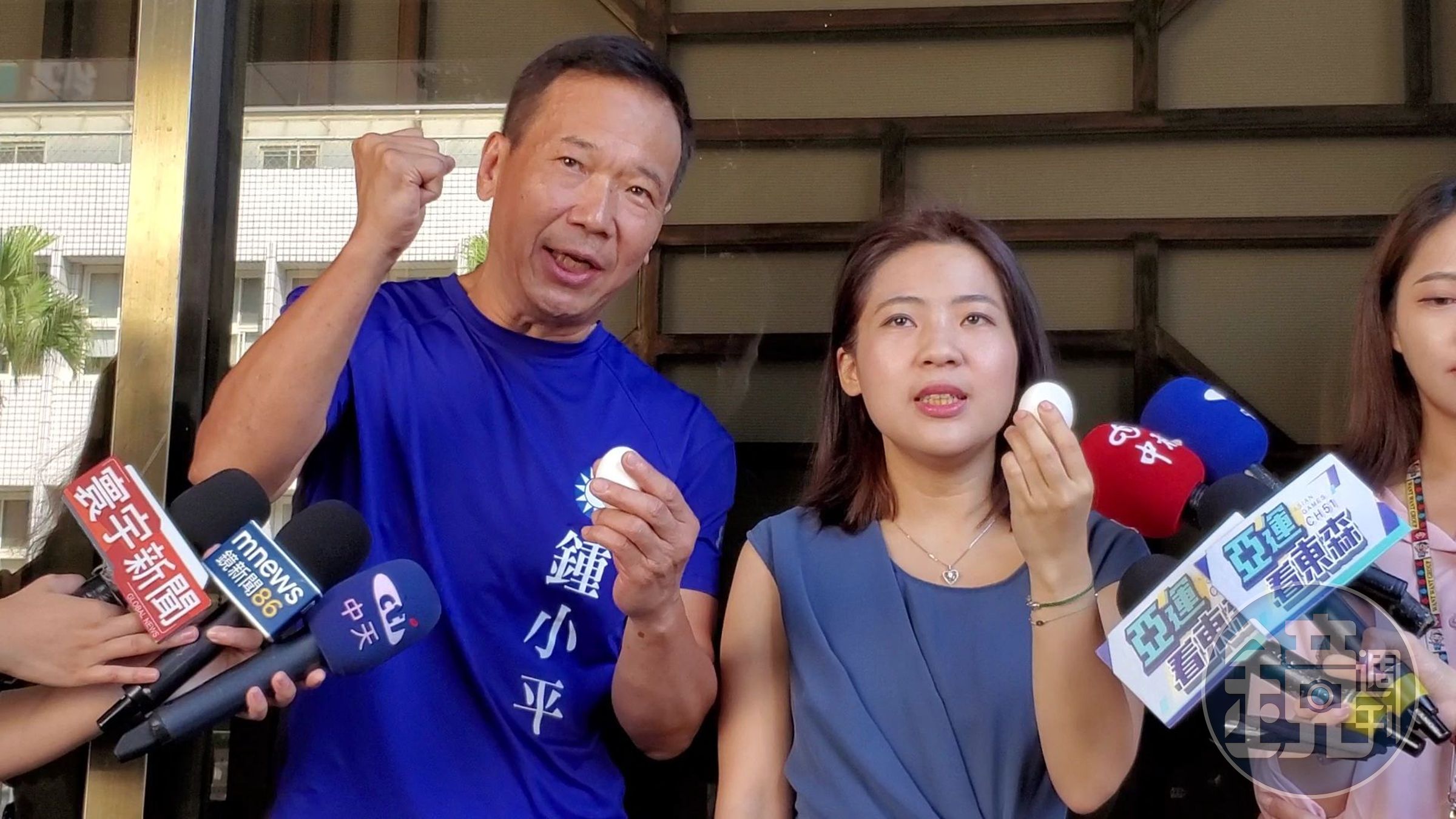 台北市議員徐巧芯(右)及鍾小平(左)今(18)日上午到台北地檢署告發陳吉仲瀆職。