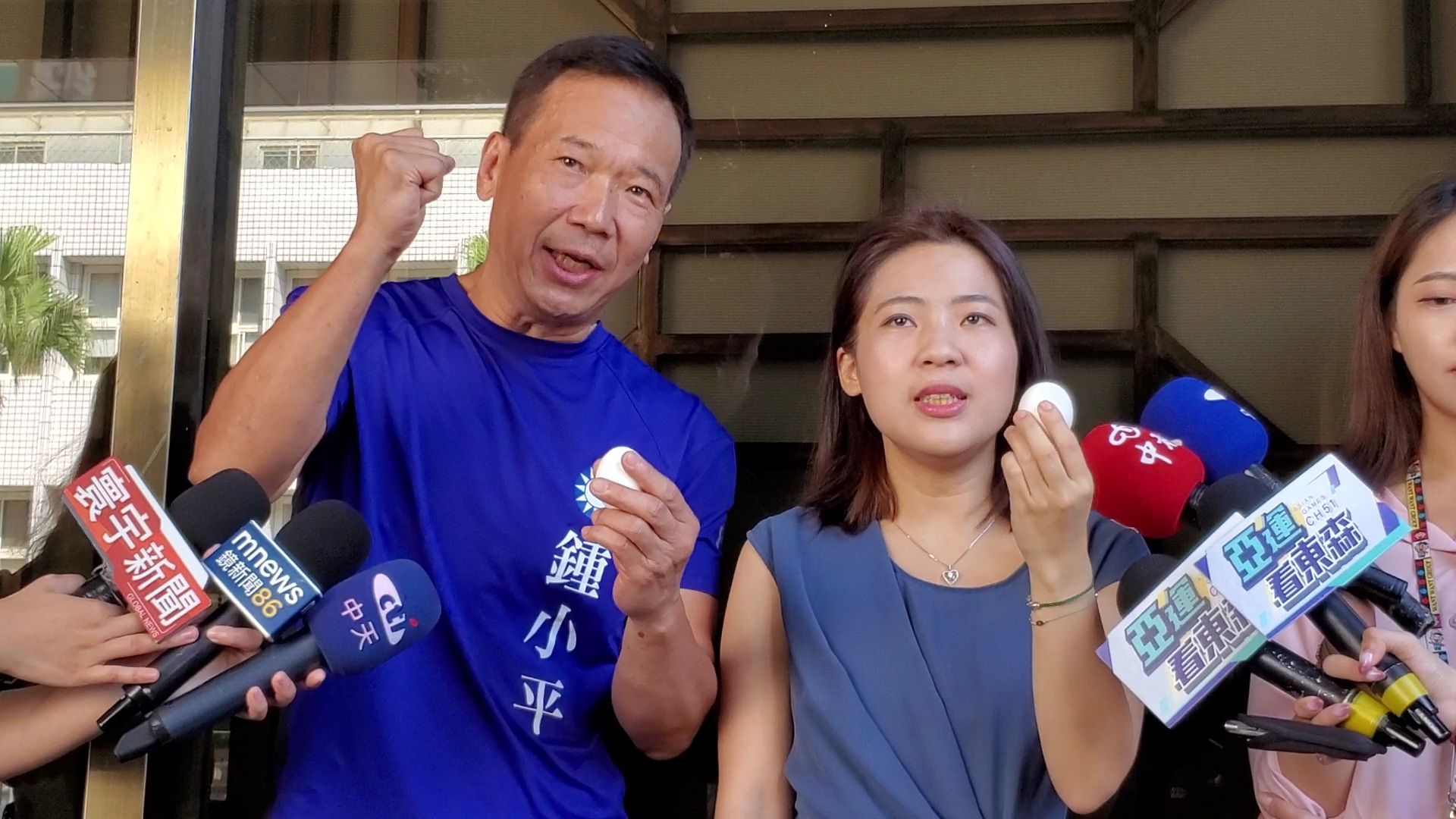 台北市議員徐巧芯（右）及鍾小平（左）今（18）日上午到台北地檢署告發陳吉仲瀆職。