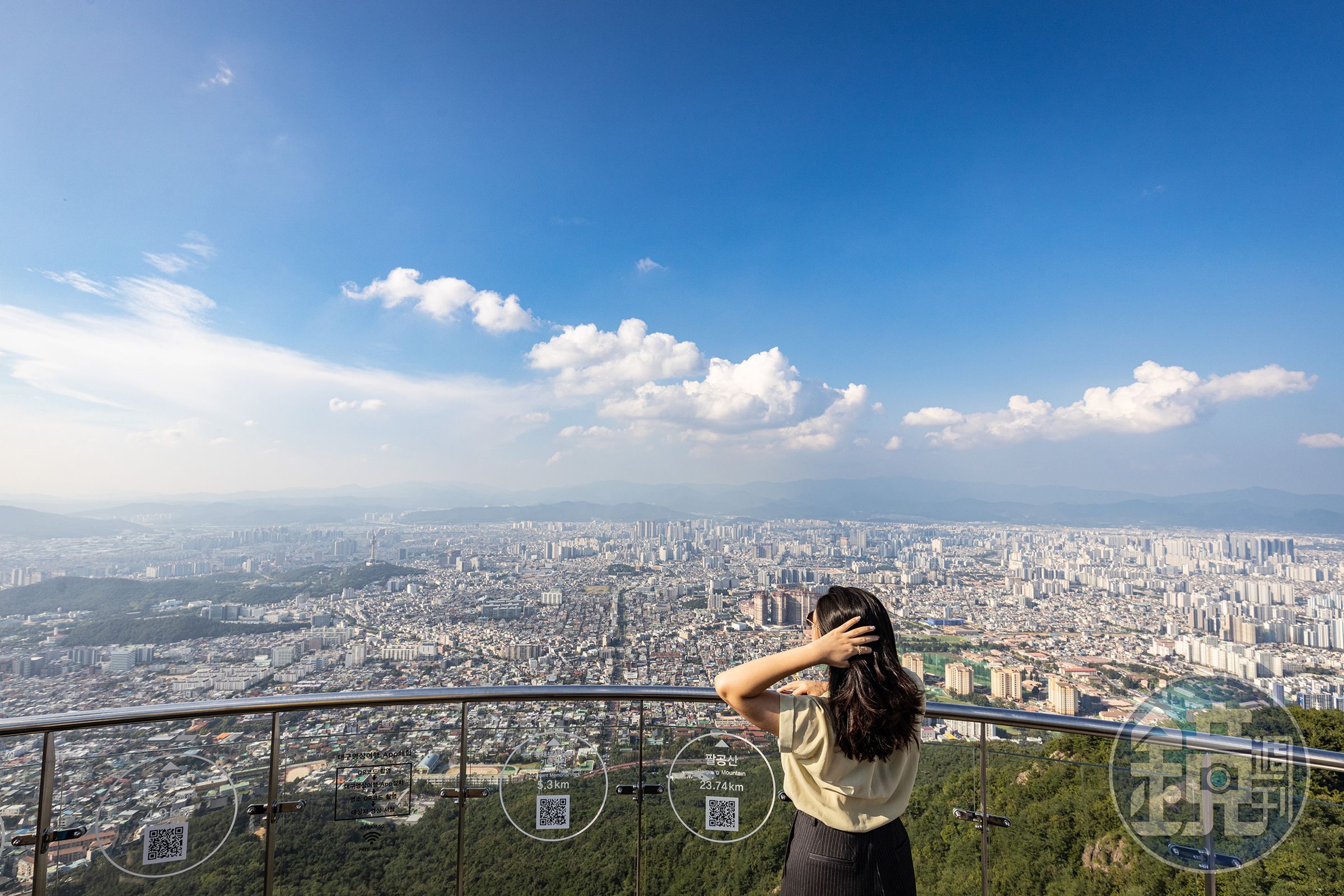 站在韓國大邱南區的「前山觀景台」，可以飽覽大邱83塔等市區全景，因為就座落市區旁，是當地人散步健行與欣賞市區景色的熱門去處。