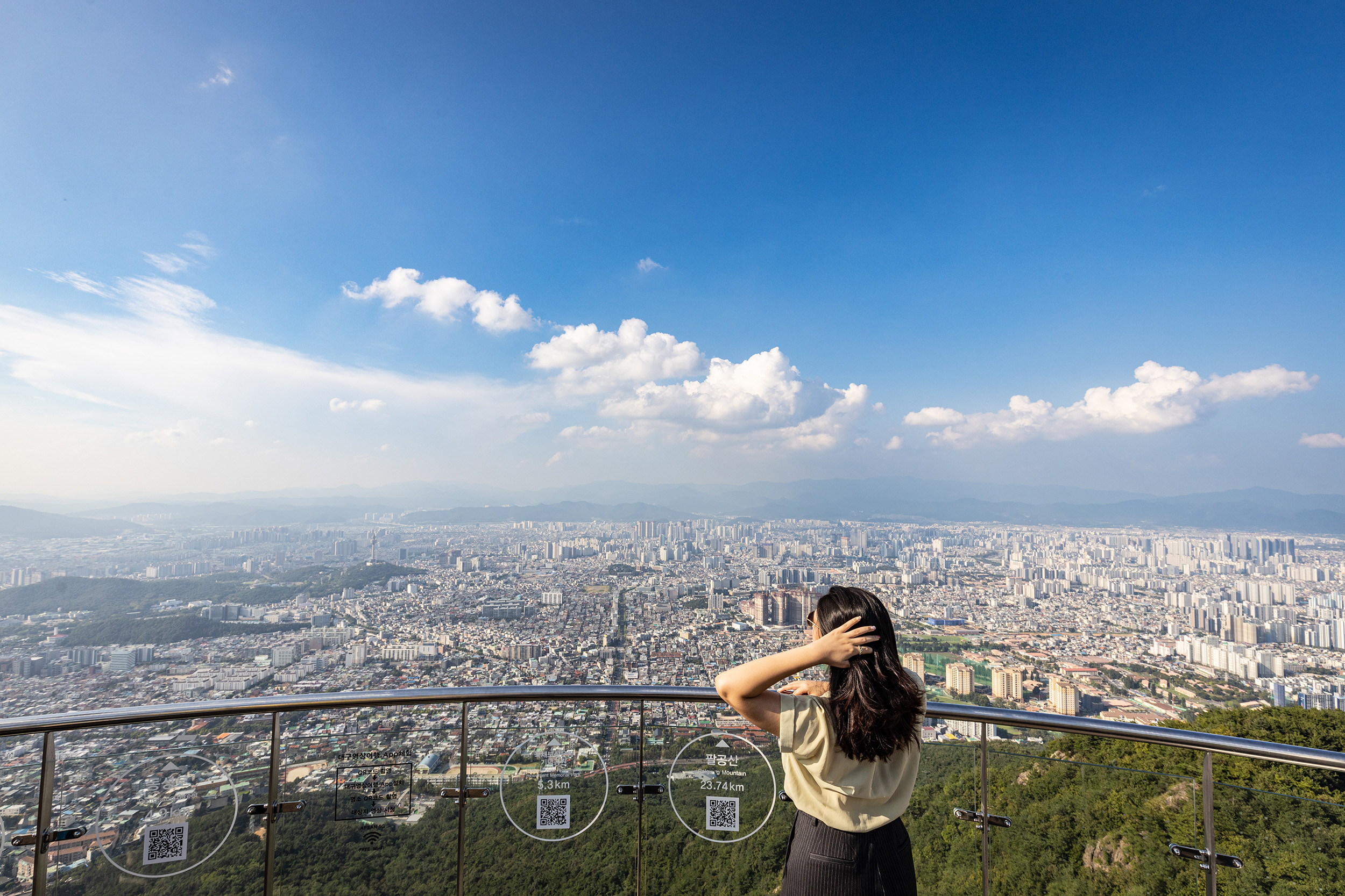 站在韓國大邱南區的「前山觀景台」，可以飽覽大邱83塔等市區全景，因為就座落市區旁，是當地人散步健行與欣賞市區景色的熱門去處。