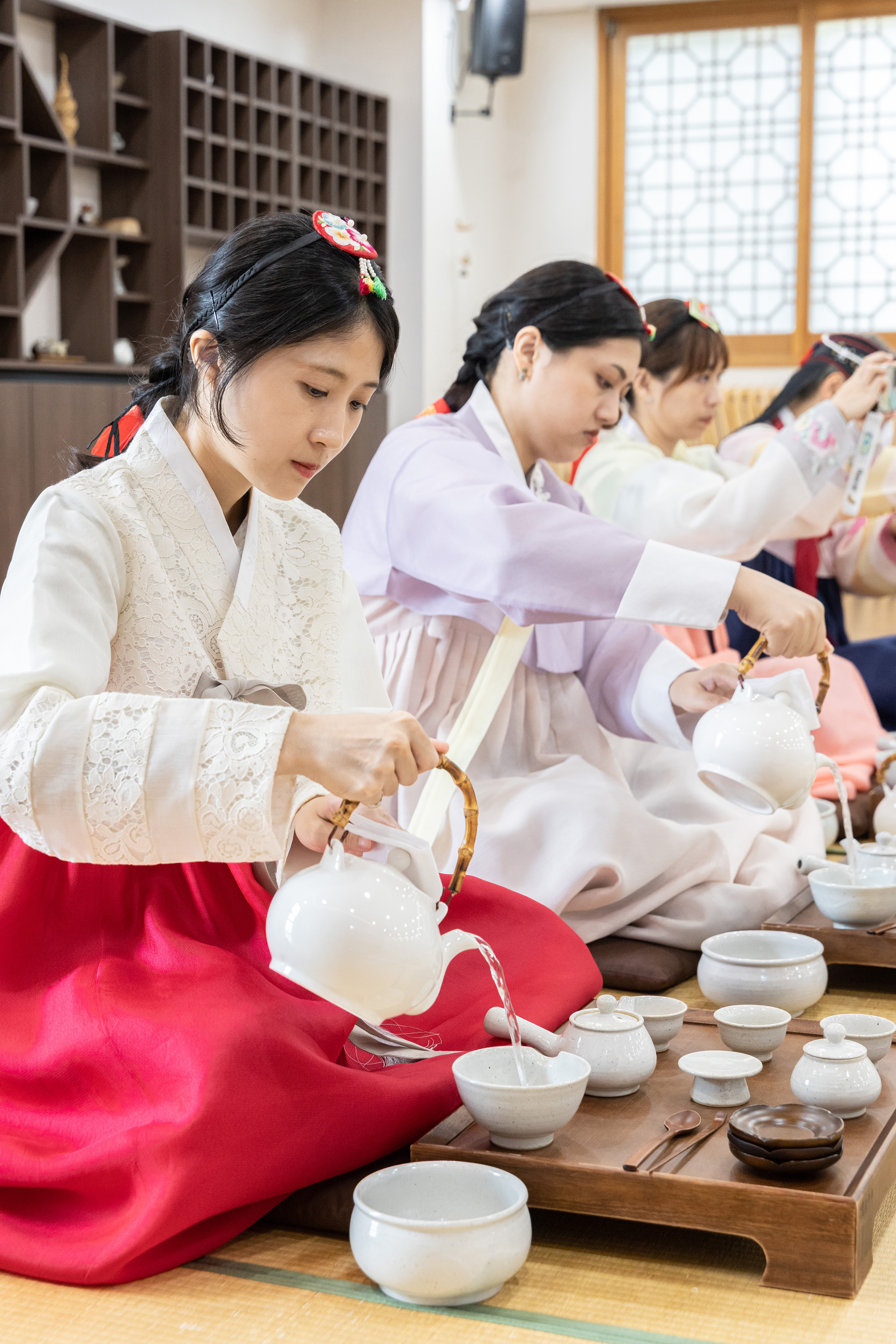 從溫杯、移動茶杯等步驟，能體會韓國茶道相當講究長幼尊卑等禮儀。