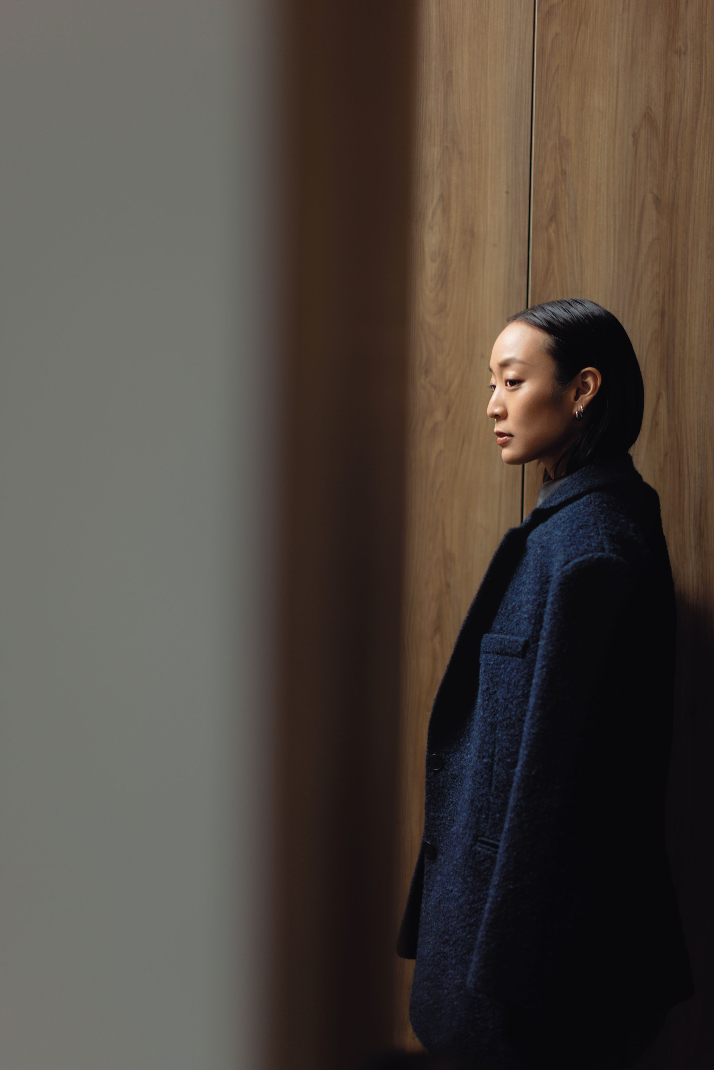 深藍色毛呢西裝外套，NT$18,890，by Sandro；棕色皮革上衣，NT$171,000，by LOEWE。