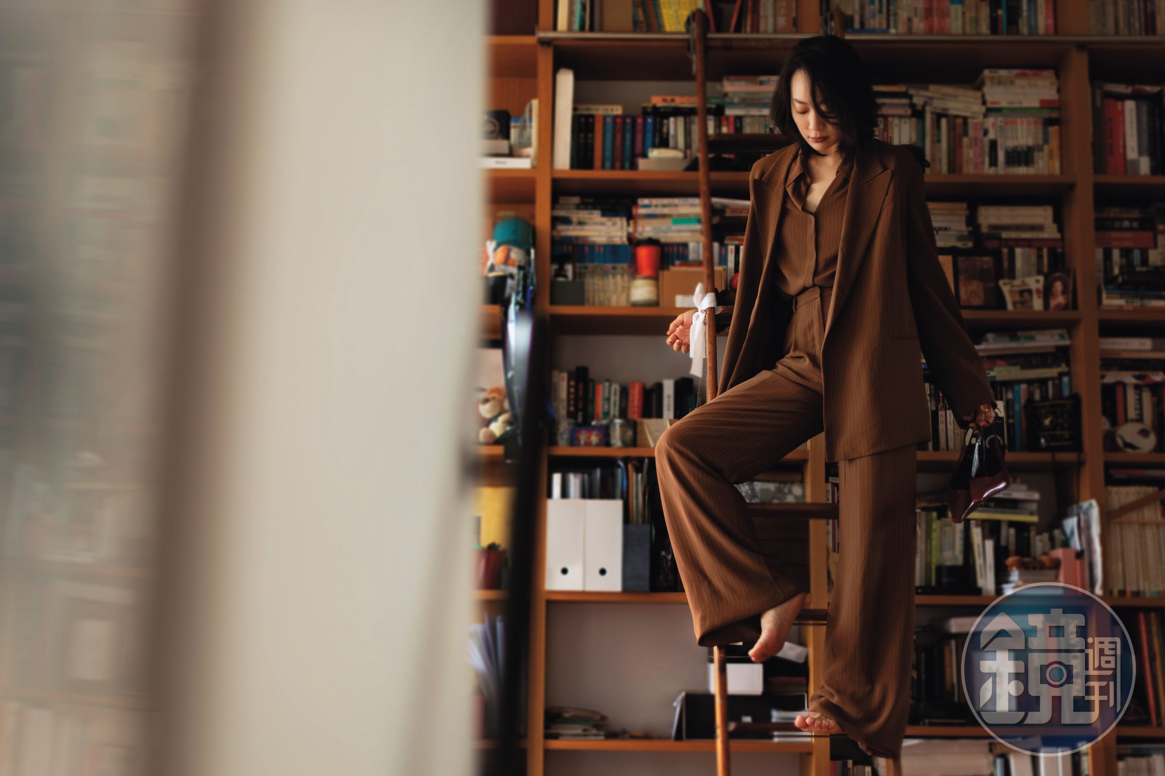棕色直條紋西裝外套，NT$167,100，by Loro Piana；棕色直條紋絲質襯衫，NT$63,400，by Loro Piana；棕色直條紋長褲，價格店洽，by Loro Piana；酒紅色尖頭高跟鞋，NT$31,600，by GUCCI。