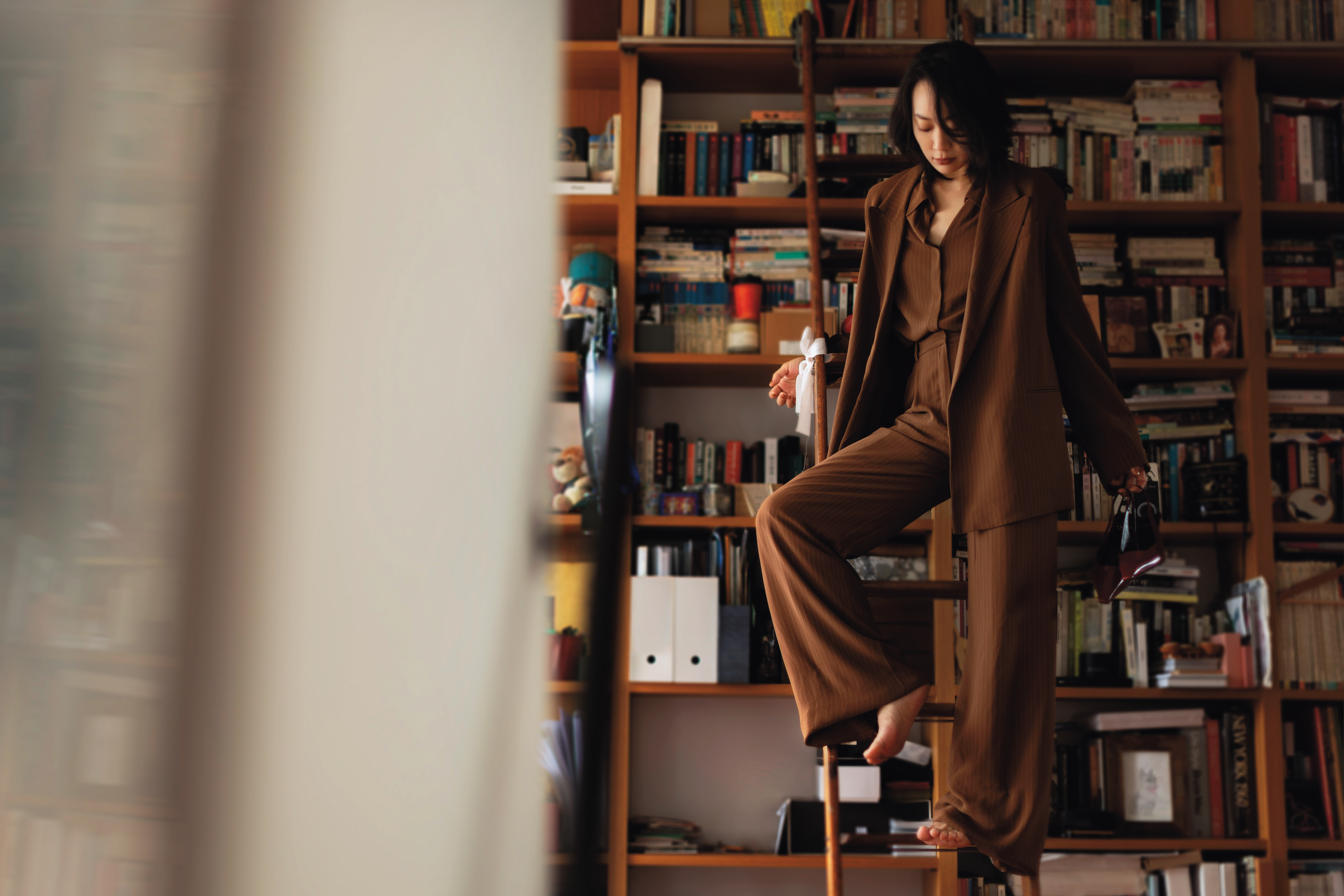 棕色直條紋西裝外套，NT$167,100，by Loro Piana；棕色直條紋絲質襯衫，NT$63,400，by Loro Piana；棕色直條紋長褲，價格店洽，by Loro Piana；酒紅色尖頭高跟鞋，NT$31,600，by GUCCI。