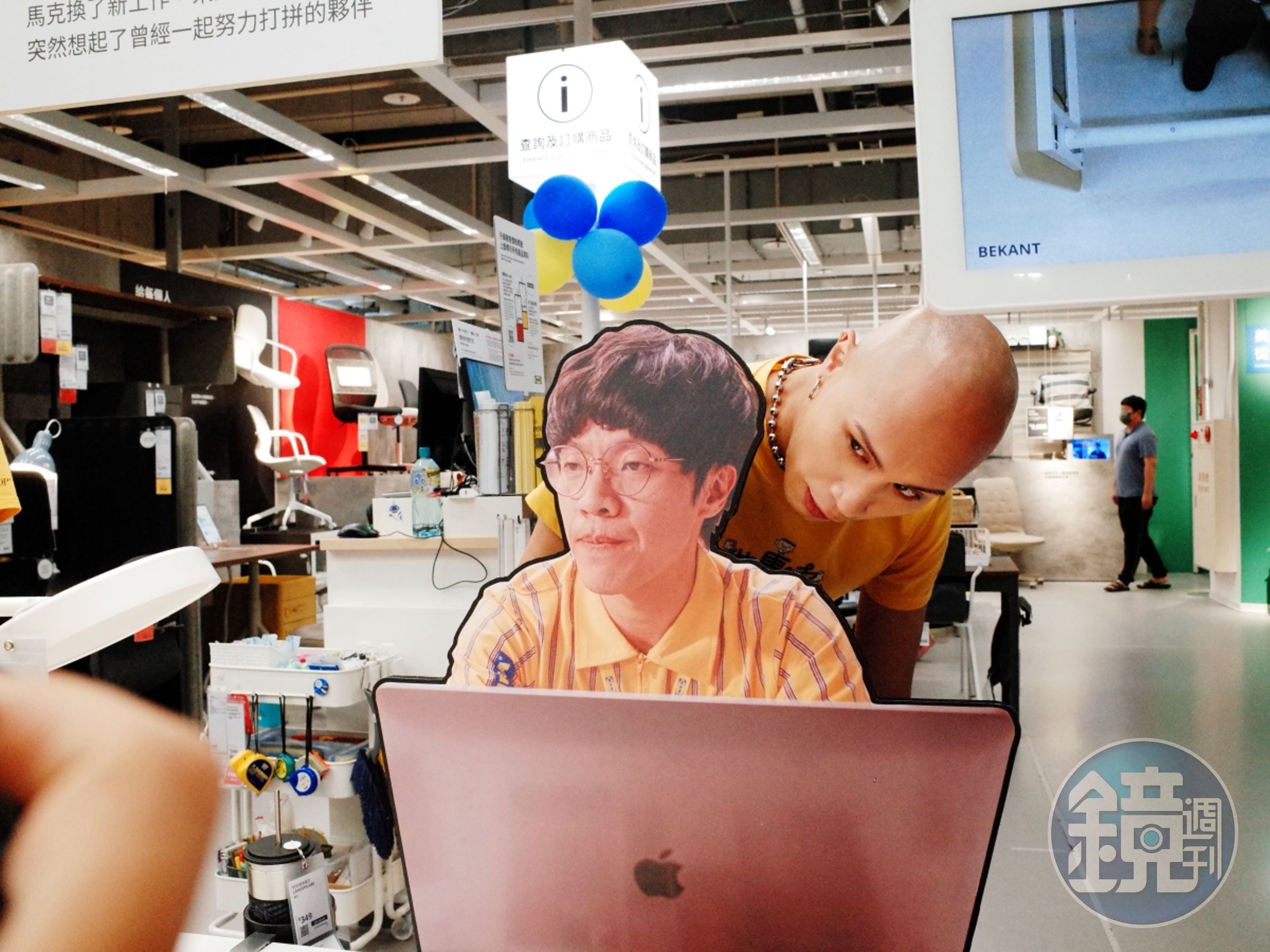 戲裡盧廣仲在家具店打工，展覽裡他也以人形立牌形式，化身家具店員工，後為黃宣。（氧氣電影提供）