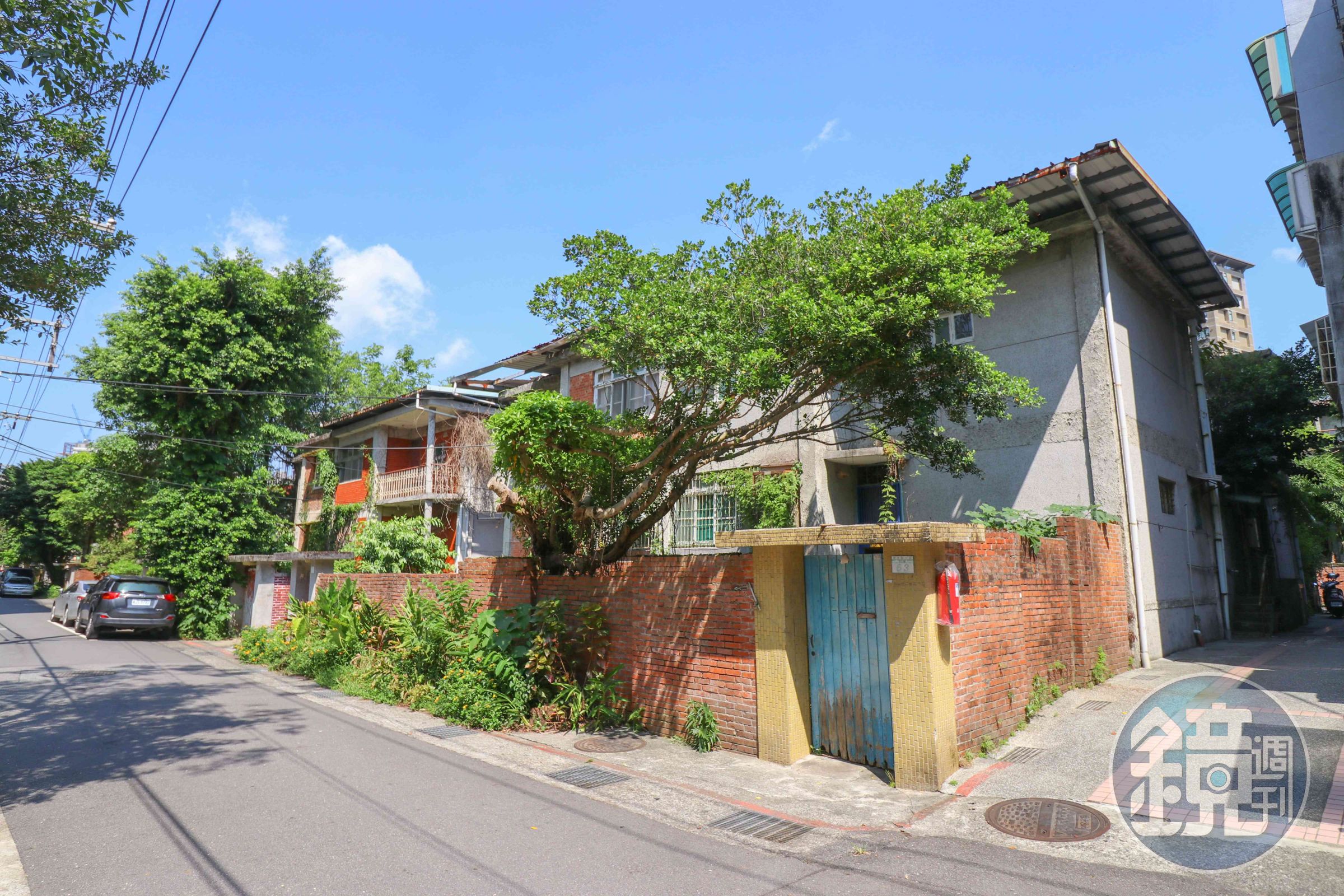 國立政治大學將教職員宿舍化南新村改建為學生宿舍，以棟為單位，開放學生不限性別自行尋找8至10人申請入住，9月新學期開始已有學生正式入住。（翻攝自政治大學官網）