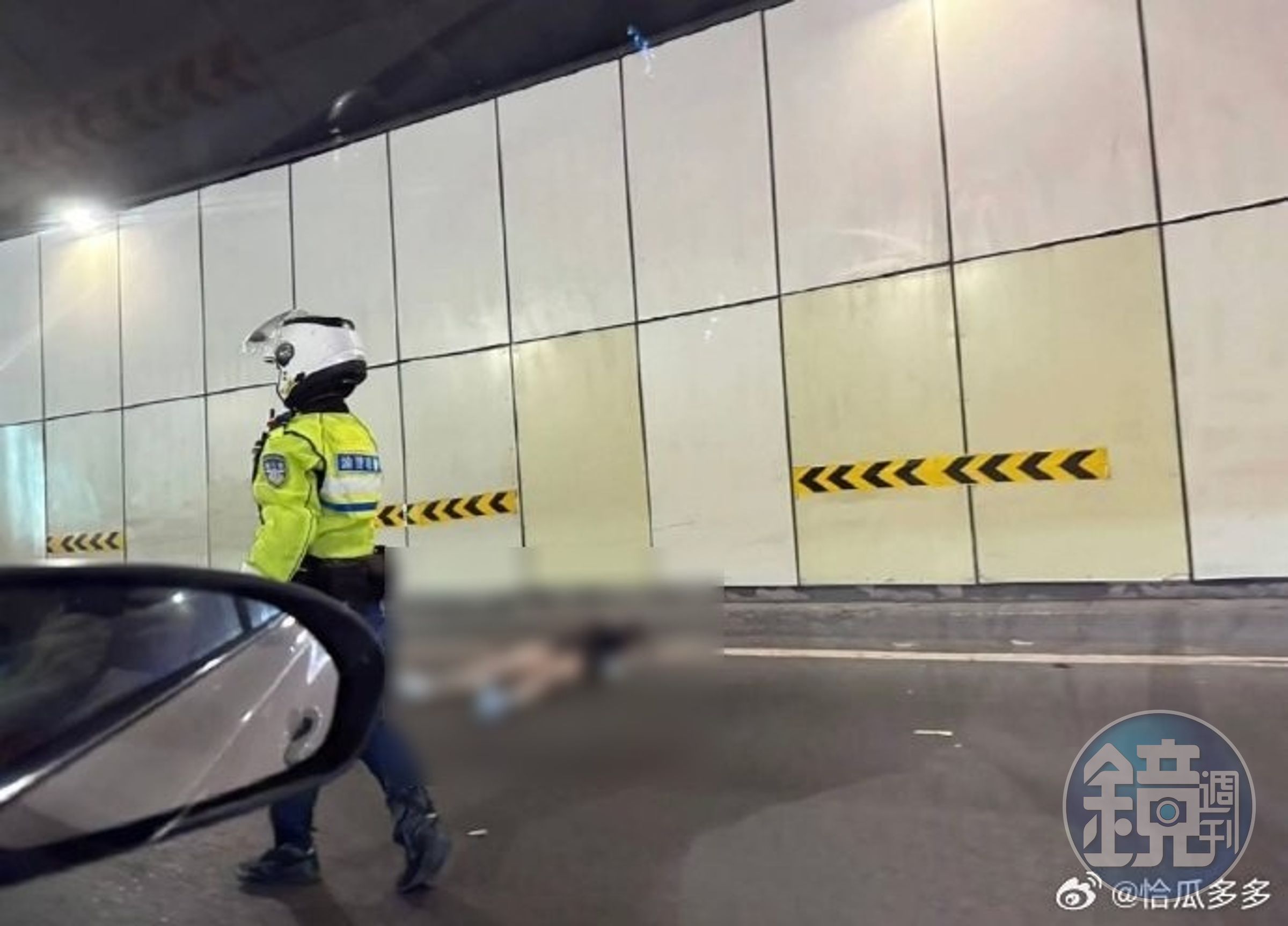 正妹在一處隧道內發生嚴重車禍。（翻自微博）