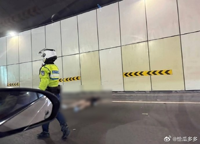 正妹在一處隧道內發生嚴重車禍。(翻自微博)