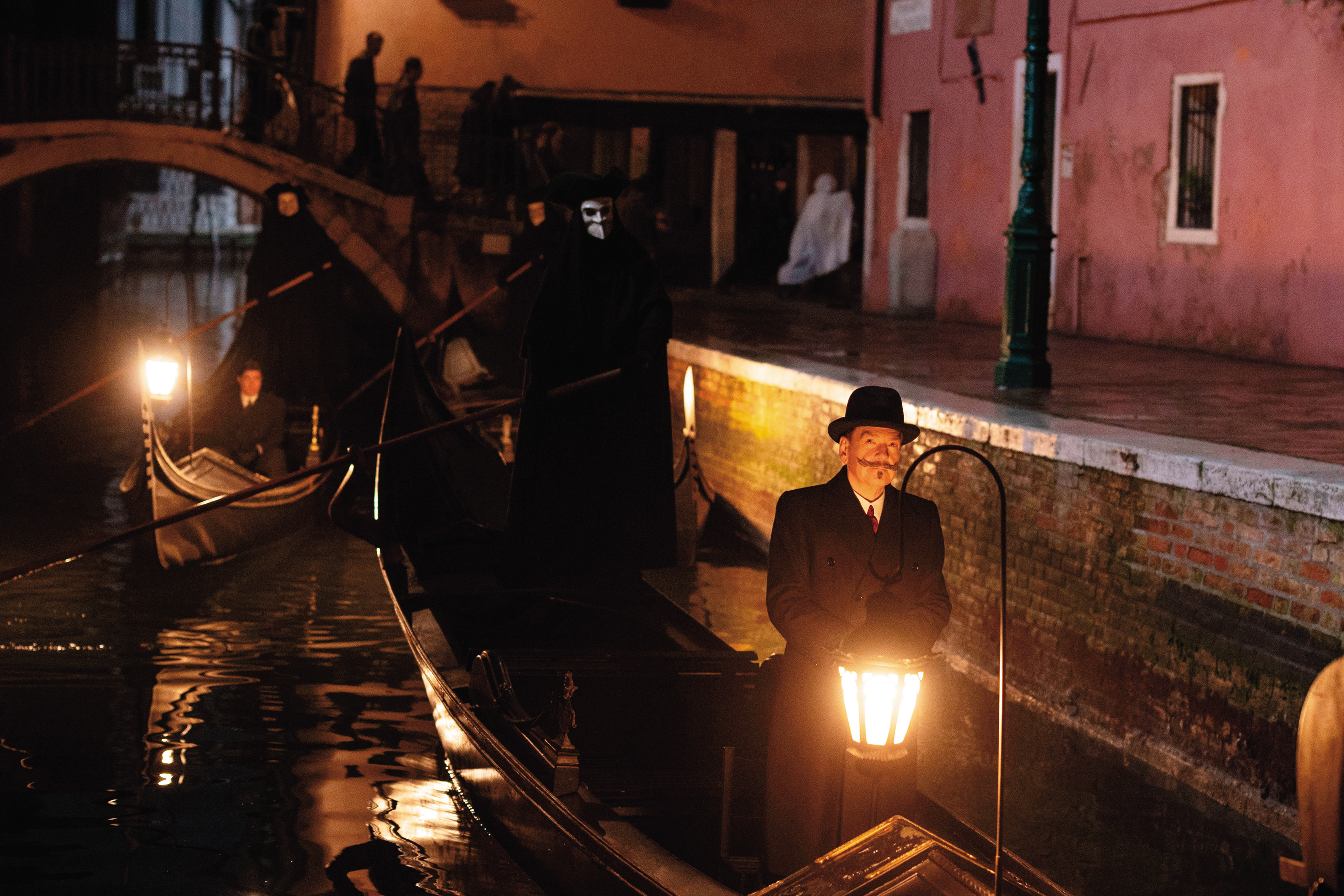 肯尼斯布萊納創造了屬於自己的克莉絲蒂電影世界，他飾演的白羅雖與書迷心目中差異甚大，卻也自成一格。（二十世紀影業提供）