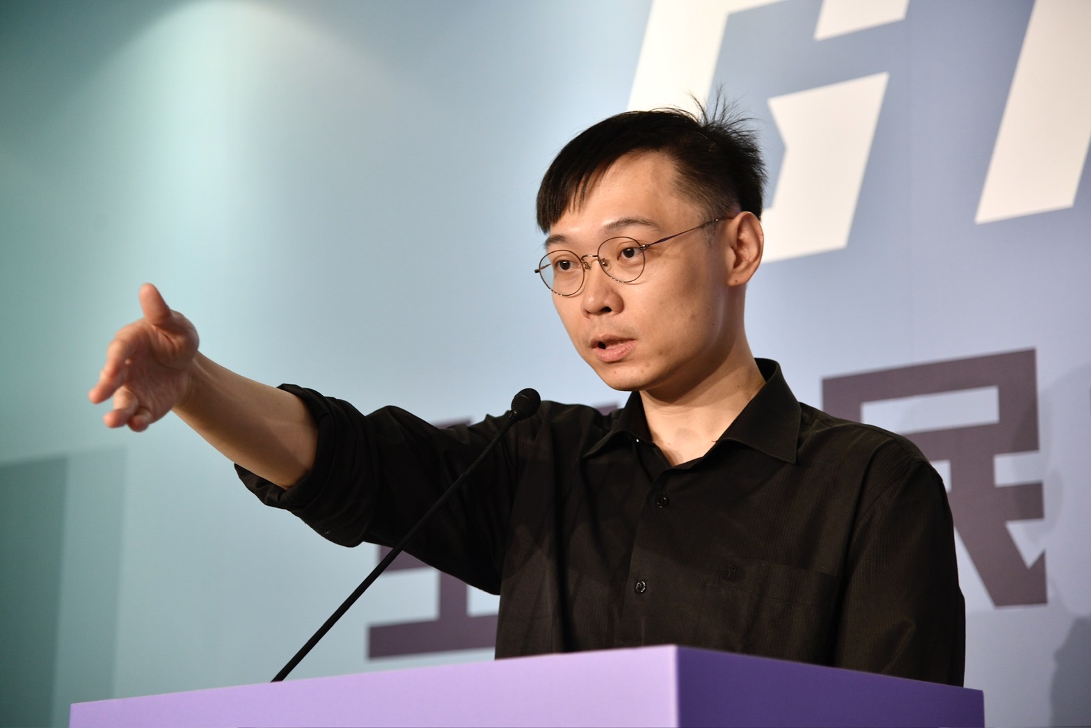 郭賴配於北市忠孝東路的台北連署總站今天開張，黃士修表示最快明天就能開放連署。