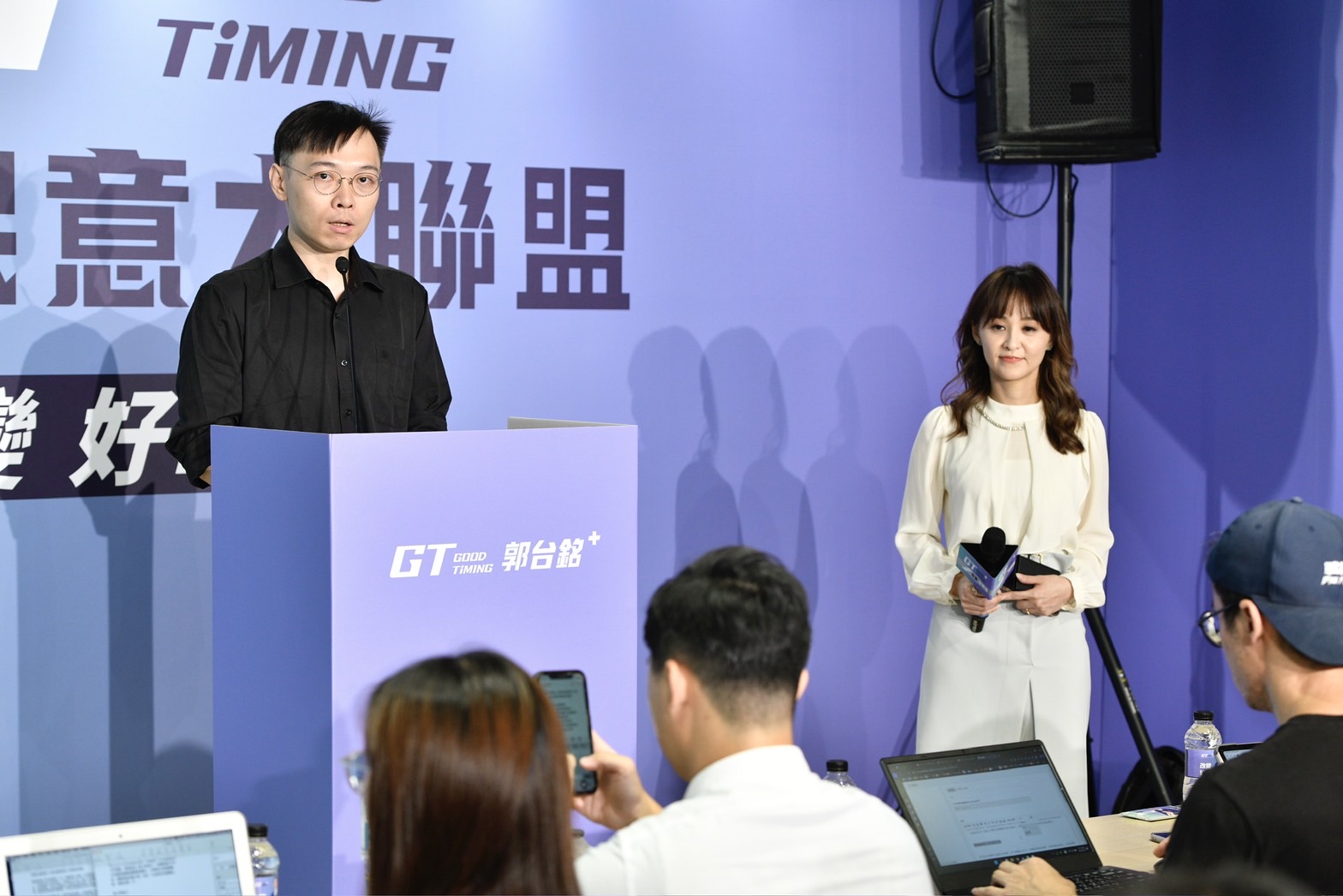 郭賴配於北市忠孝東路的台北連署總站今天開張，黃士修表示最快明天就能開放連署。