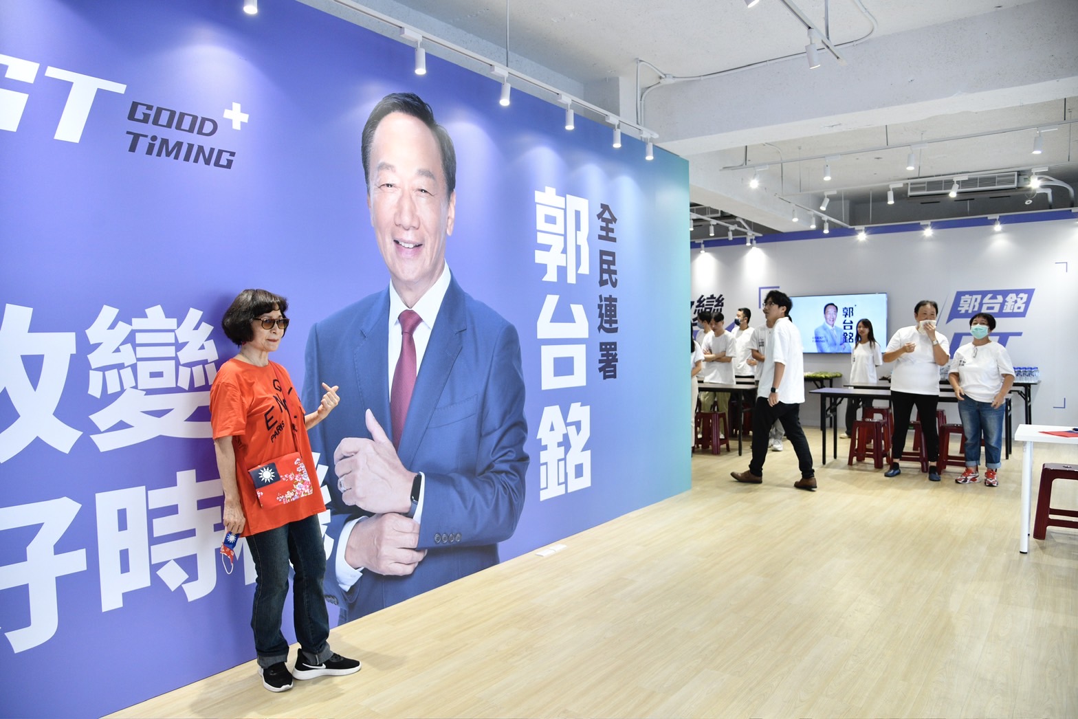 郭賴配於北市忠孝東路的台北連署總站今天開張，黃士修表示最快明天就能開放連署。