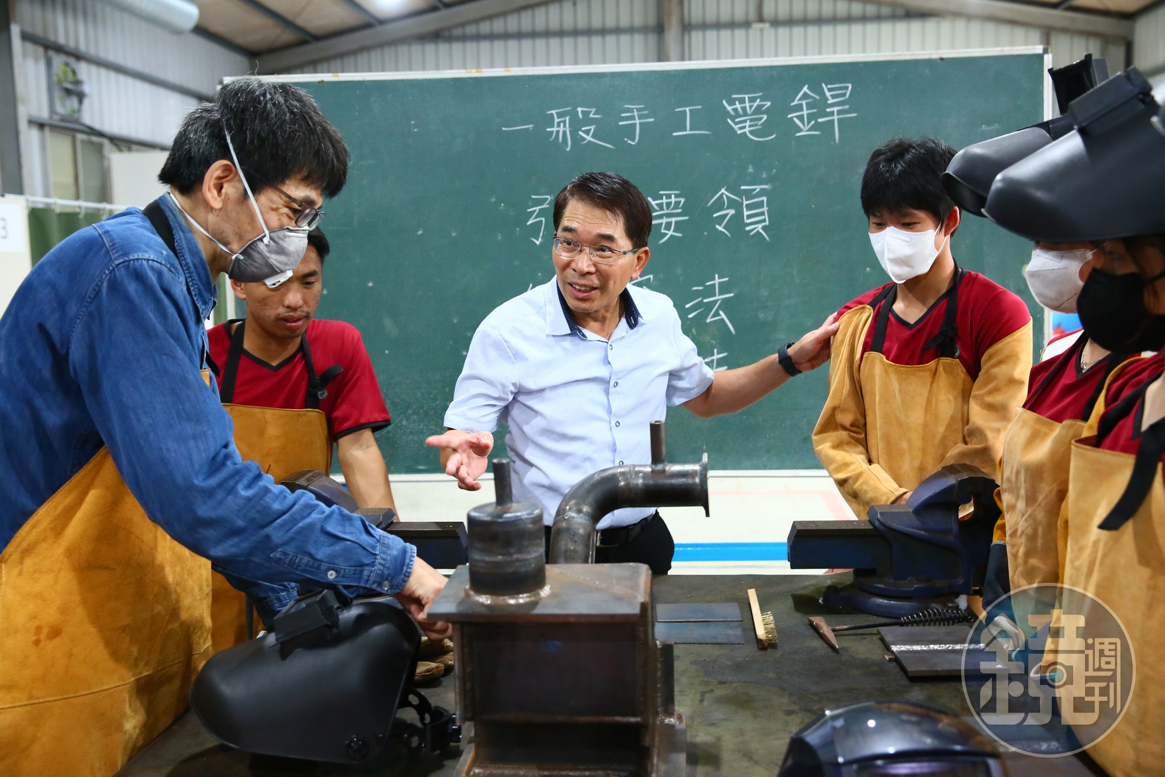 國內如火如荼發展離岸風電，卻都任用高薪國外技師，世紀鋼想藉由辦學，讓工作機會留給台灣年輕人。圖為世紀綠能工商校長陳崑玉與學生。