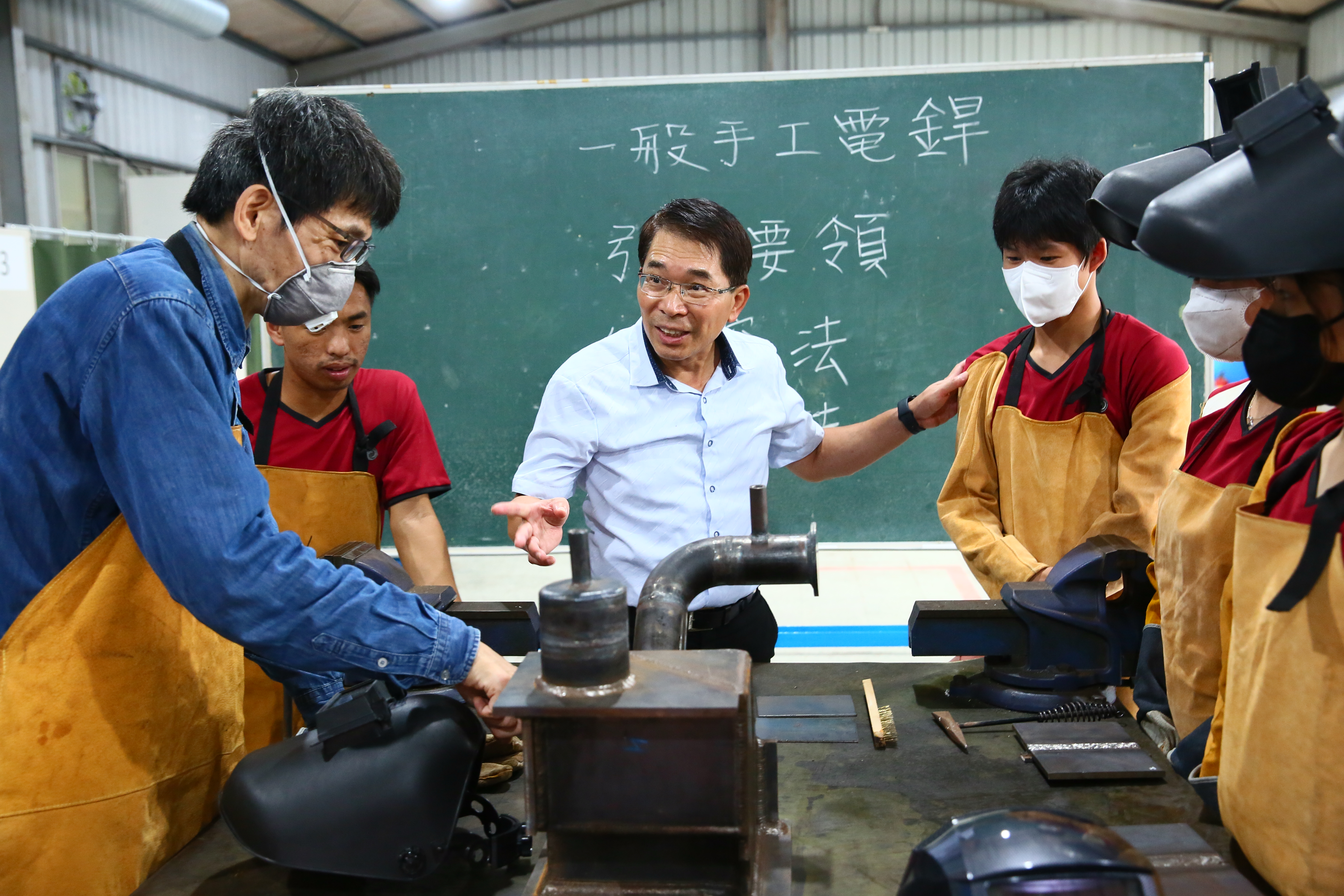 國內如火如荼發展離岸風電，卻都任用高薪國外技師，世紀鋼想藉由辦學，讓工作機會留給台灣年輕人。圖為世紀綠能工商校長陳崑玉與學生。