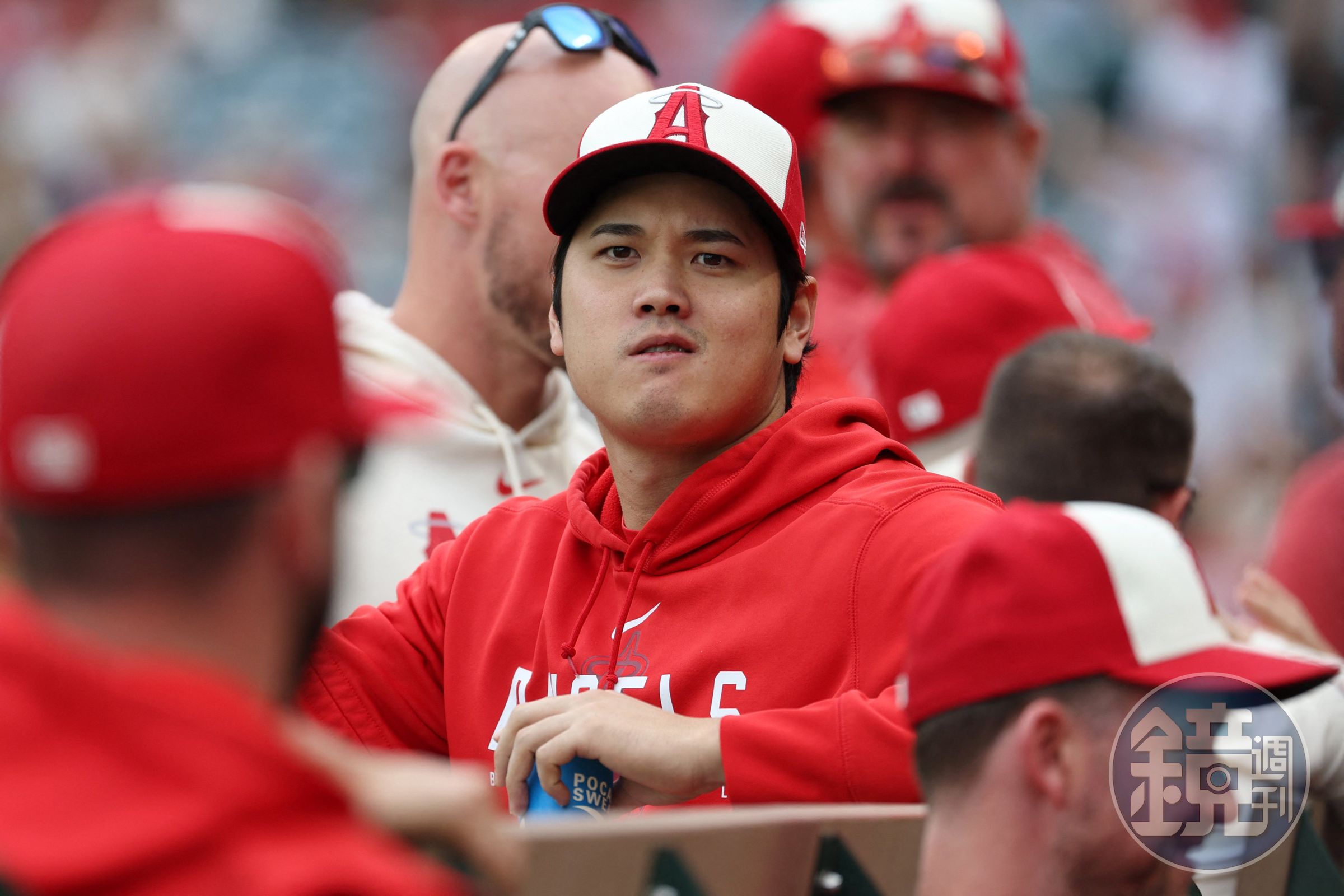 大谷翔平連在休息區嗑瓜子也有超多鏡頭。(翻攝自推特@fullcountmlbc2)