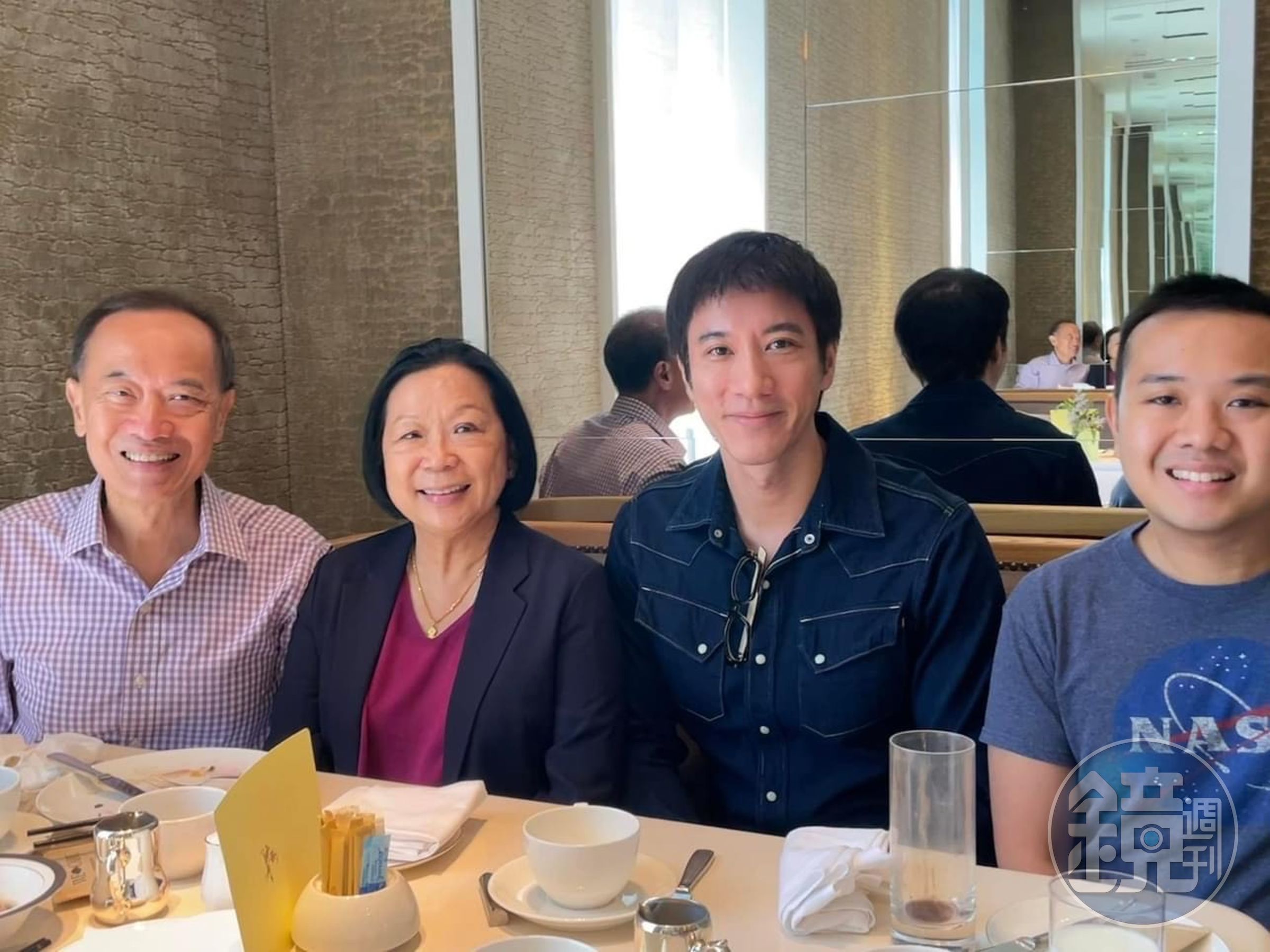 王力宏與新加坡前外交部長楊榮文一家人一起在台北文華東方酒店用餐。（翻攝自George Yeo臉書）