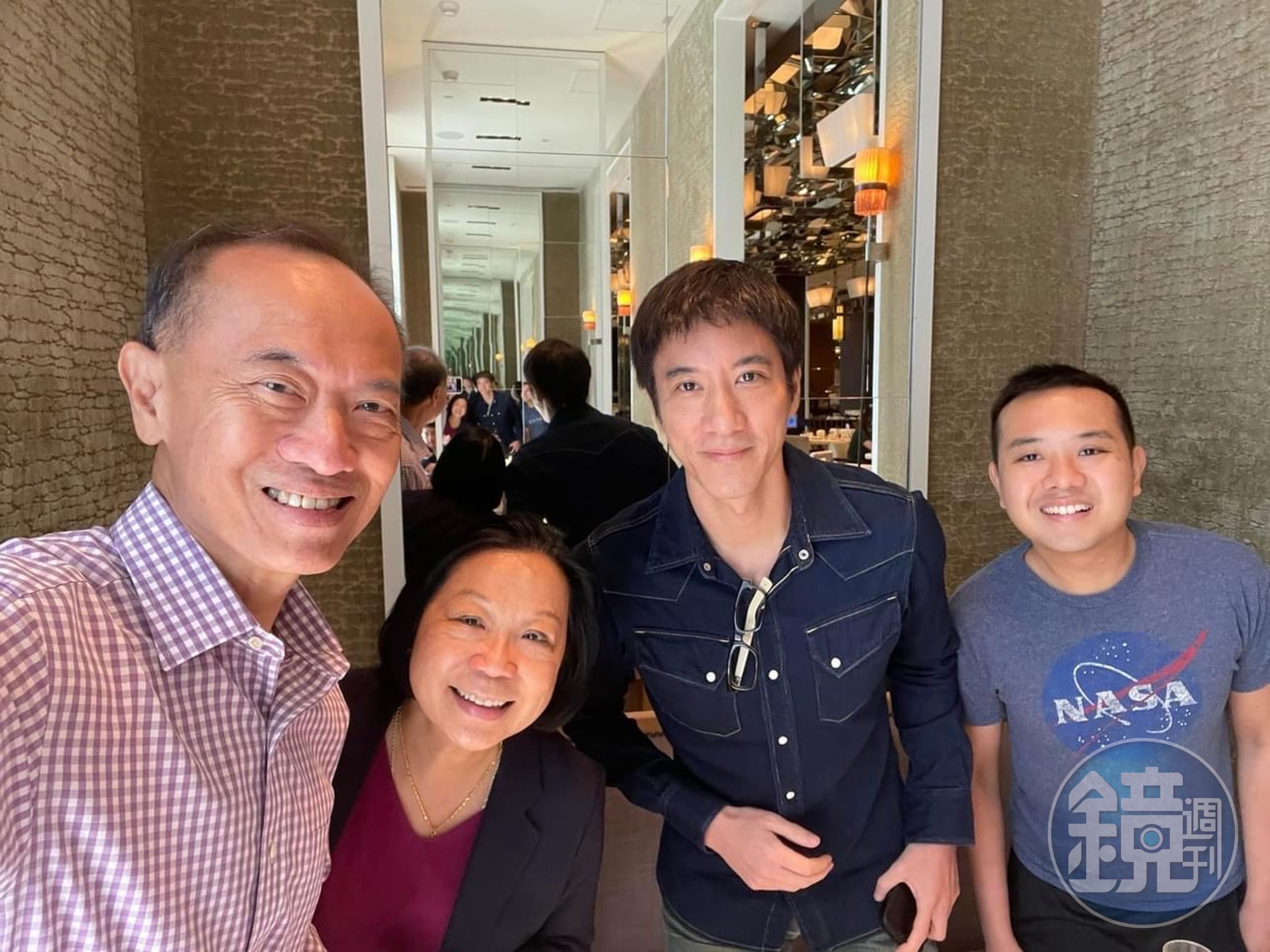 王力宏與新加坡前外交部長楊榮文聚會，楊榮文在臉書分享一家三口和王力宏的合照。（翻攝自George Yeo臉書）