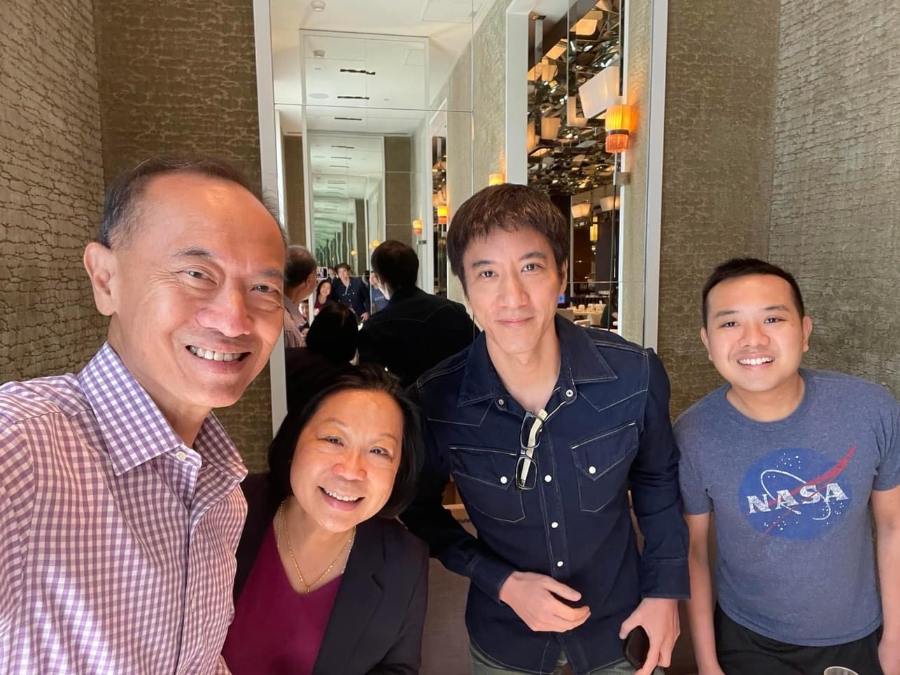 王力宏與新加坡前外交部長楊榮文聚會，楊榮文在臉書分享一家三口和王力宏的合照。（翻攝自George Yeo臉書）