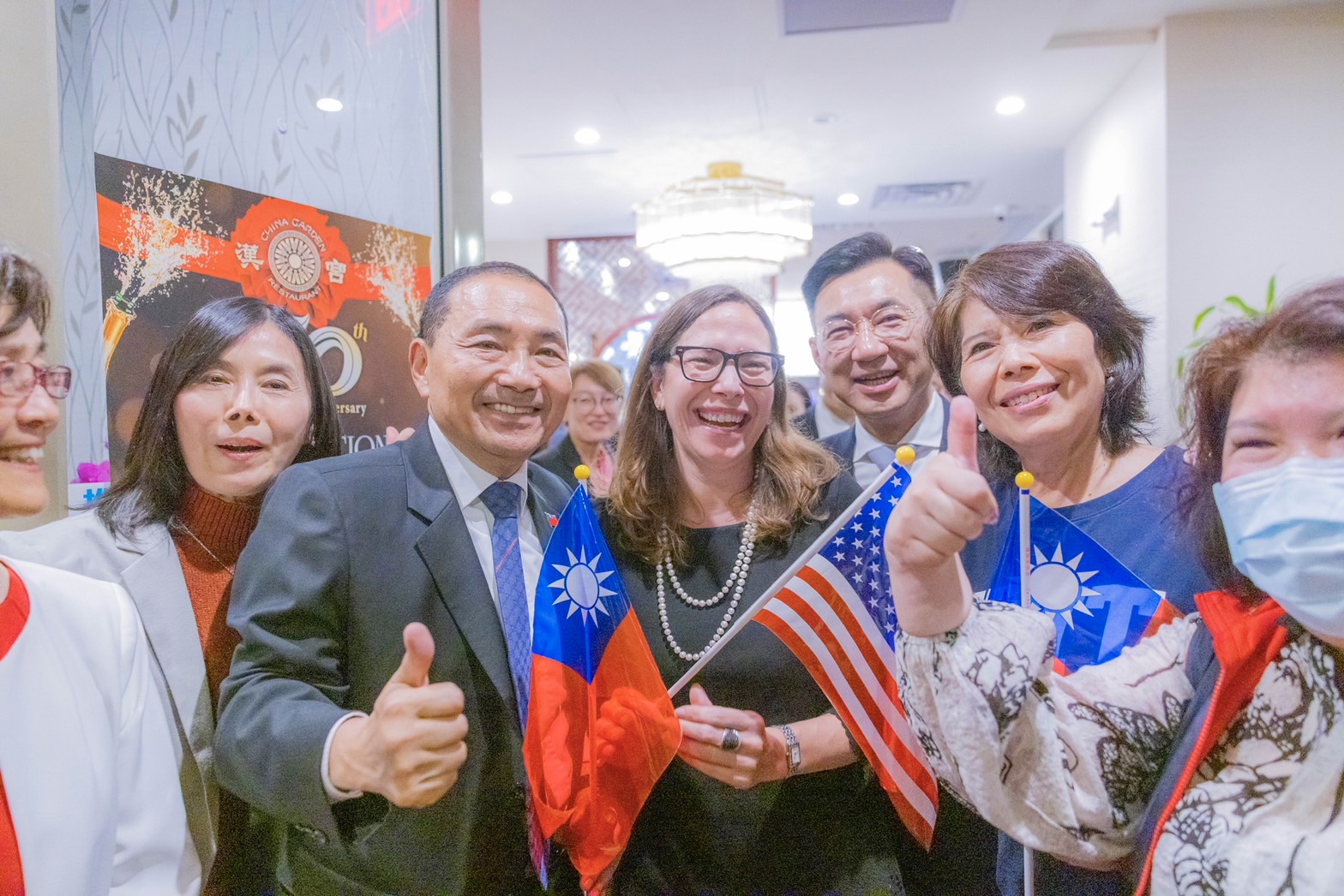 侯友宜與羅森伯格同台。（侯友宜競選辦公室提供）