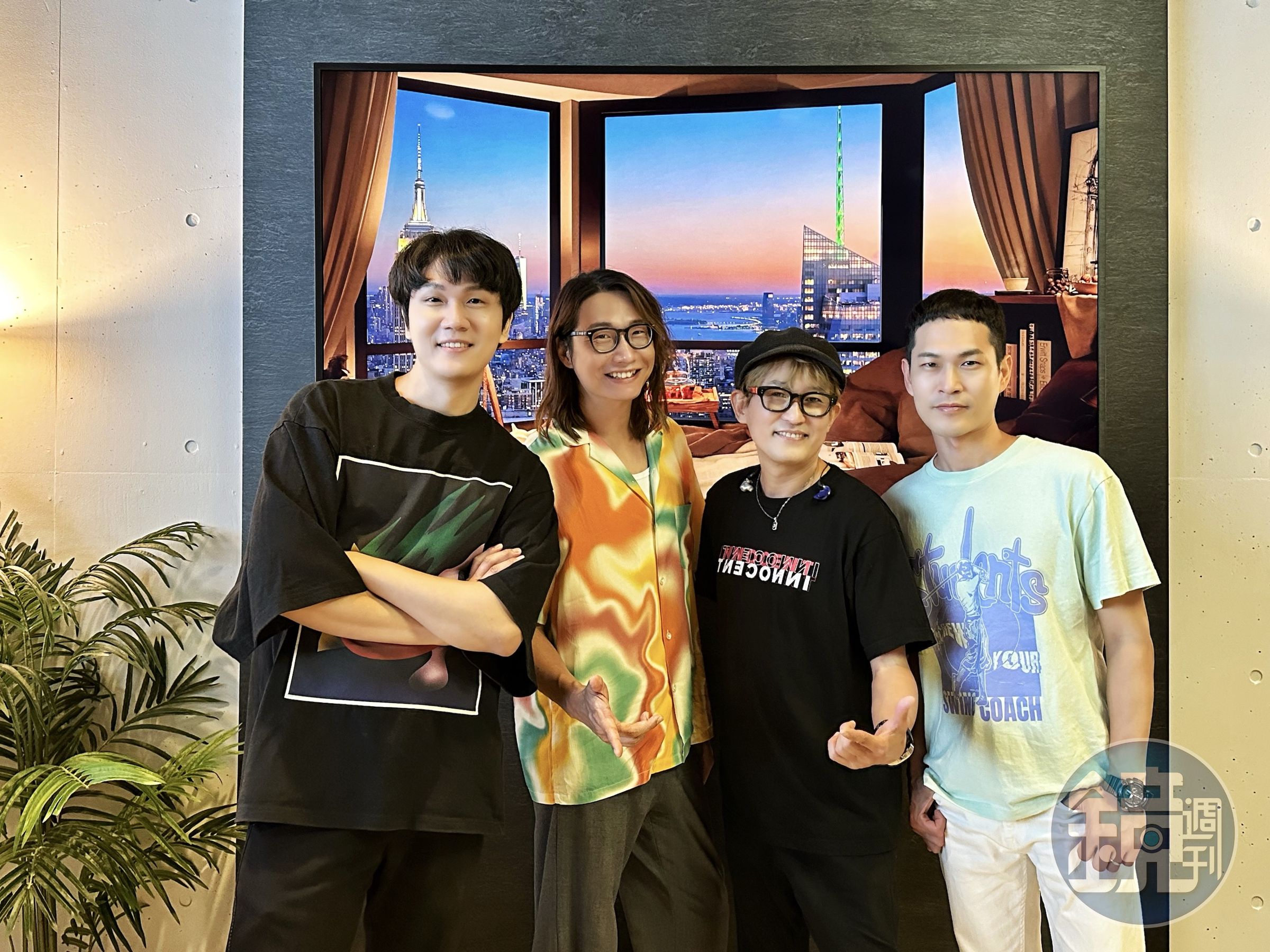 宇宙人與神級創作Suga Shika首度相見，左起小玉、方Q、Suga Shikao、阿奎。（翻攝自宇宙人twitter）