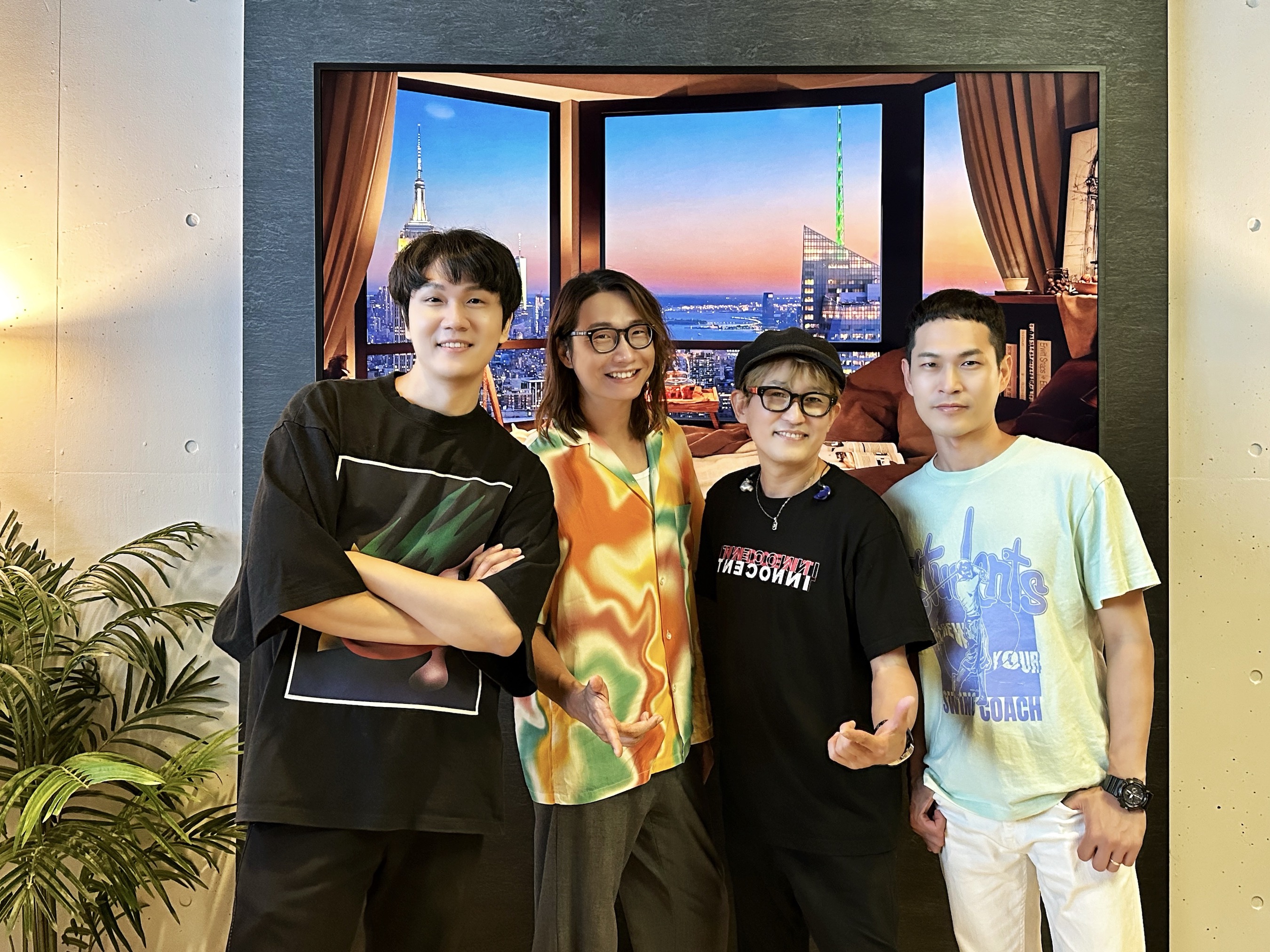 宇宙人與神級創作Suga Shika首度相見，左起小玉、方Q、Suga Shikao、阿奎。（翻攝自宇宙人twitter）