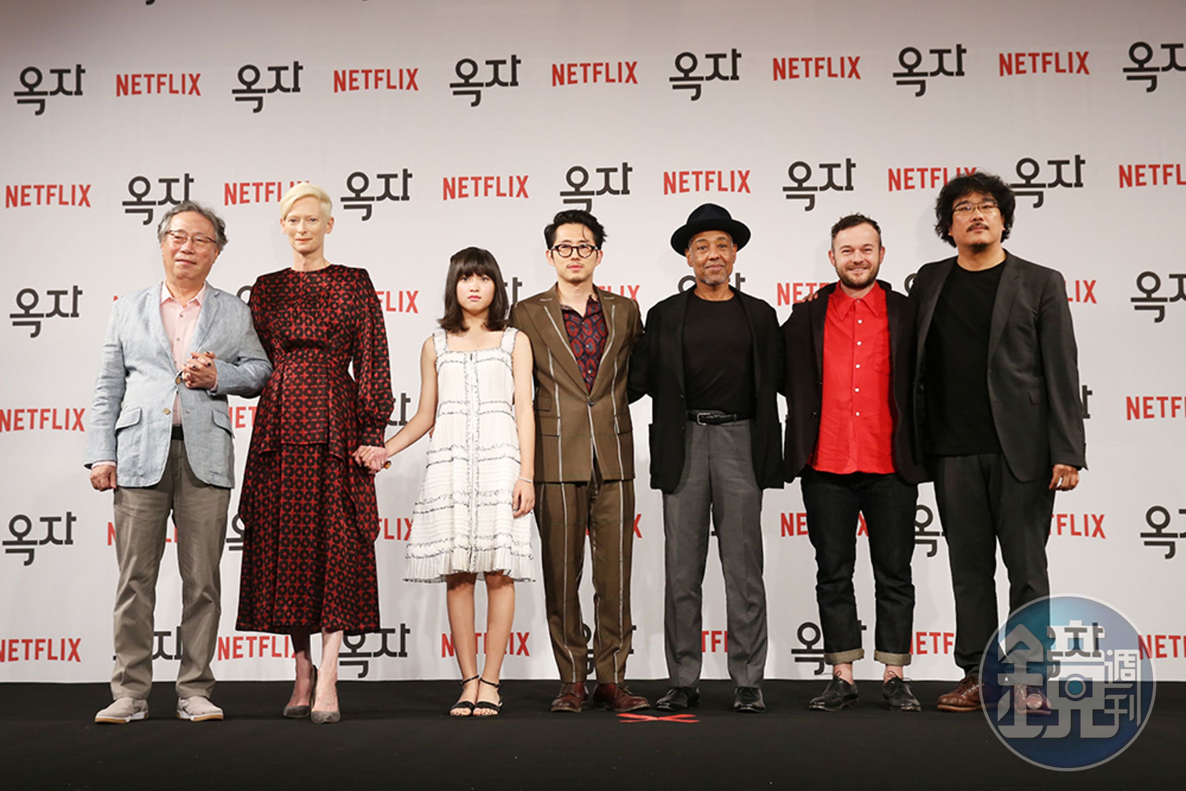 奉俊昊（右）2017年執導Netflix電影《玉子》集結海內外演員，經常與他合作的邊希峰（左）也一起出席記者會。（翻攝自Daum Movie）