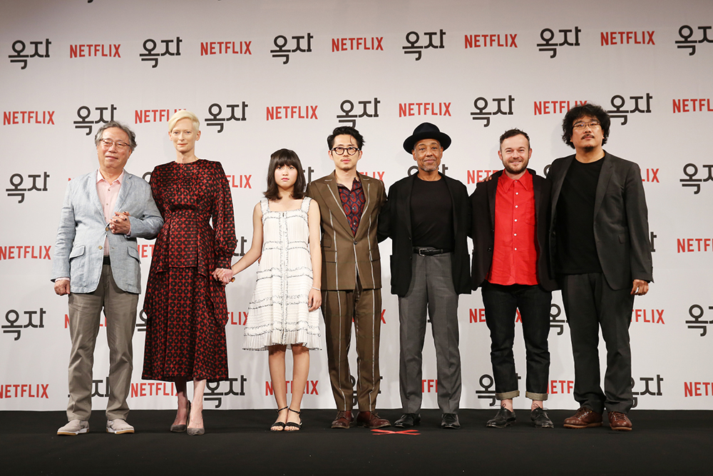 奉俊昊(右)2017年執導Netflix電影《玉子》集結海內外演員,經常與他合作的邊希峰(左)也一起出席記者會。(翻攝自Daum Movie)