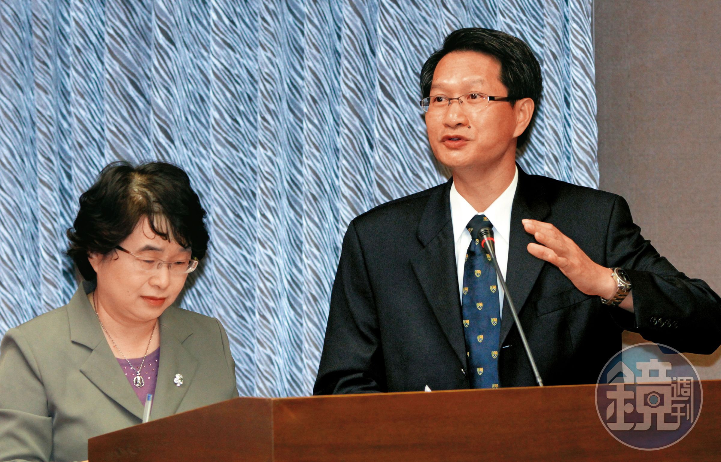 王春益（右）遭下屬告發偽造文書、貪汙，被士林地檢署約談。（聯合新聞網提供）