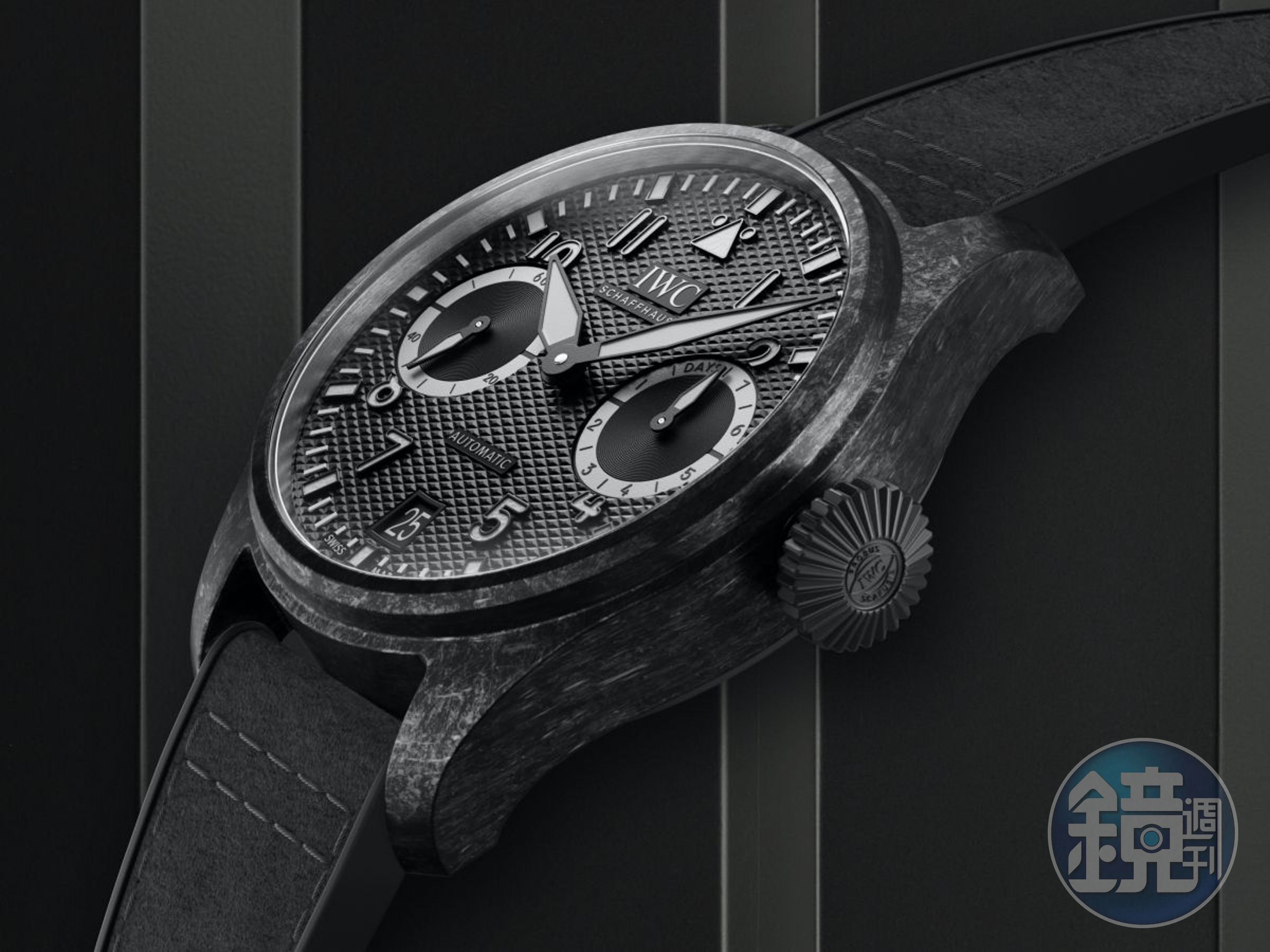 IWC Big Pilot’s Watch大飛行員Mercedes-AMG G63特別版，採用錶壇首見的「陶瓷基複合材料」（CMC），結合碳化矽陶瓷與碳纖維複合材料於一身，打造出過去在IWC錶款中從未見過的外型。定價約NT$1,351,000。