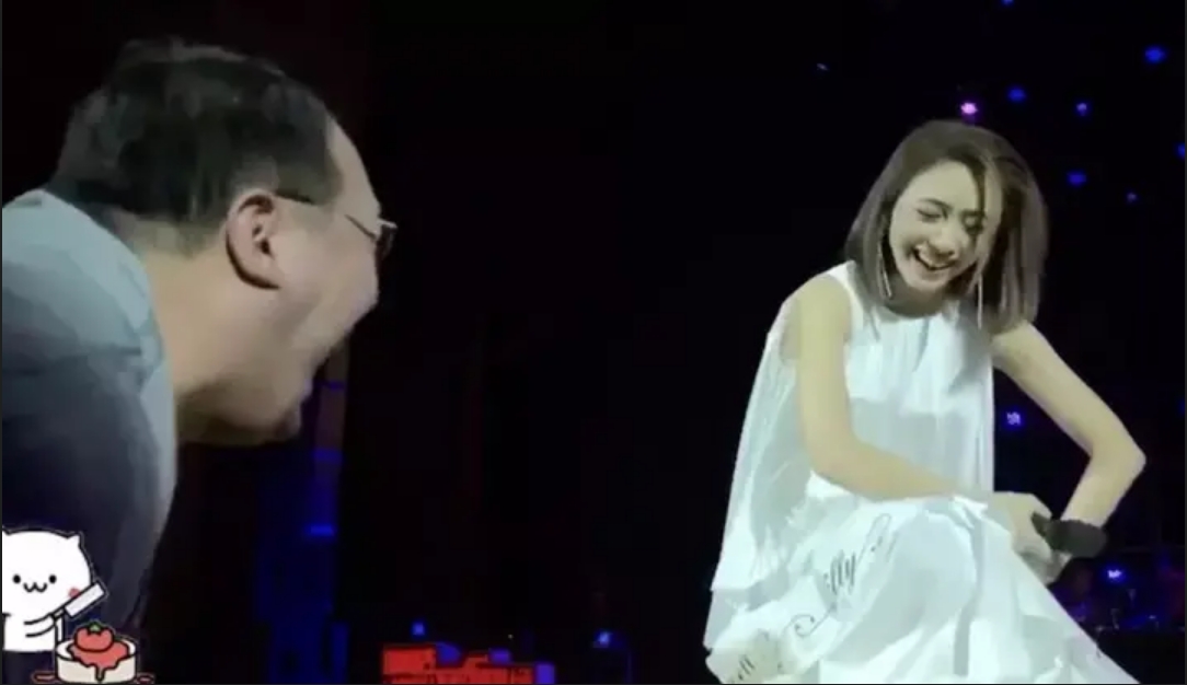 戴佩妮5年前被歌迷的歌聲笑到捏大腿。(網路圖片)